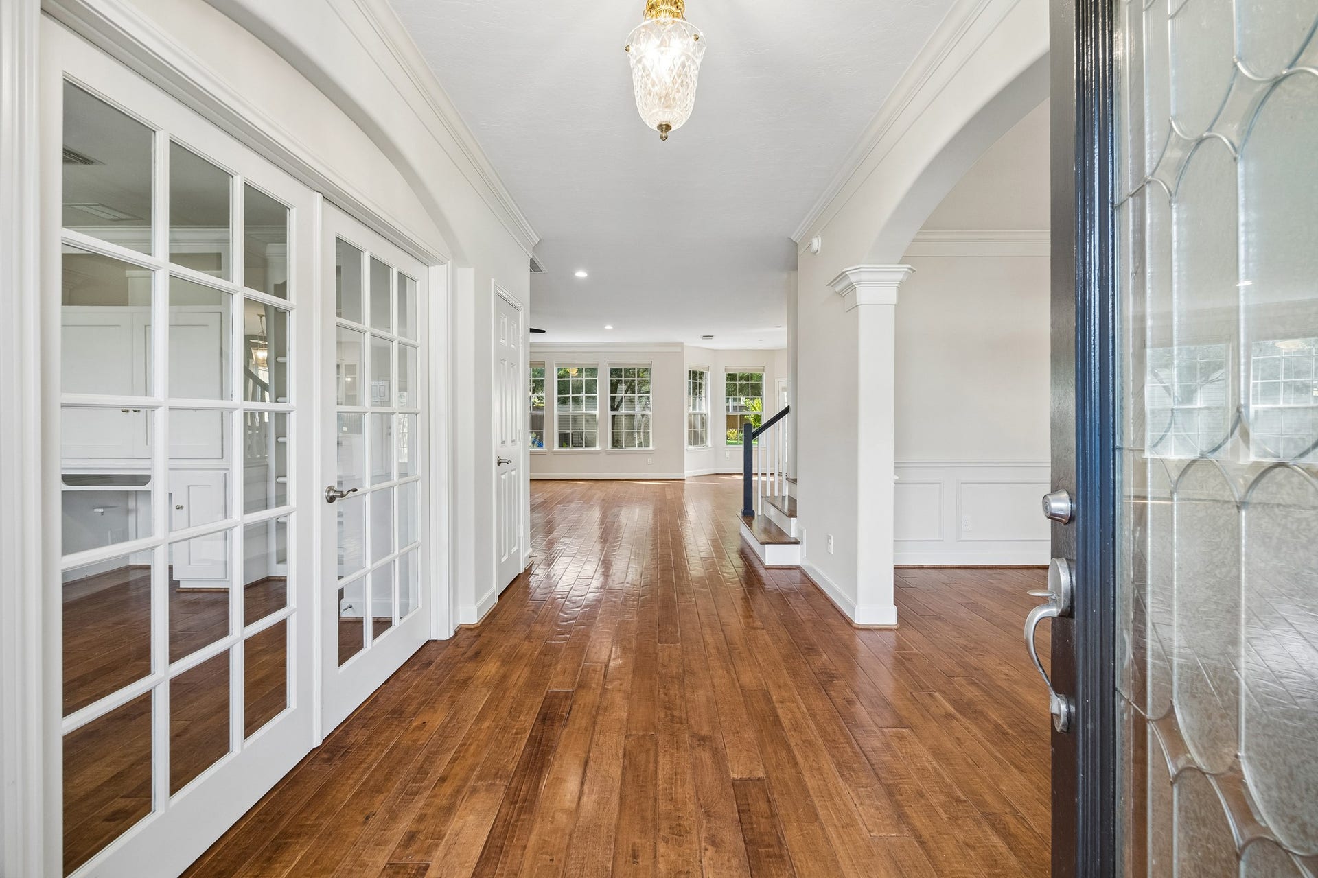 1439 Waverly Street, Houston, TX 77008 Welcoming entry with a view into the homes elegant dining room to the right and private study with custom built-ins to the left.