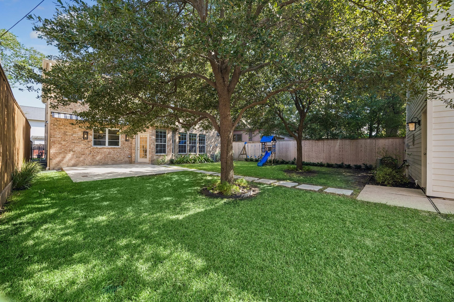 1439 Waverly Street, Houston, TX 77008 Spacious backyard with mature trees and ample room for a pool, creating the opportunity to design your ideal outdoor retreat.