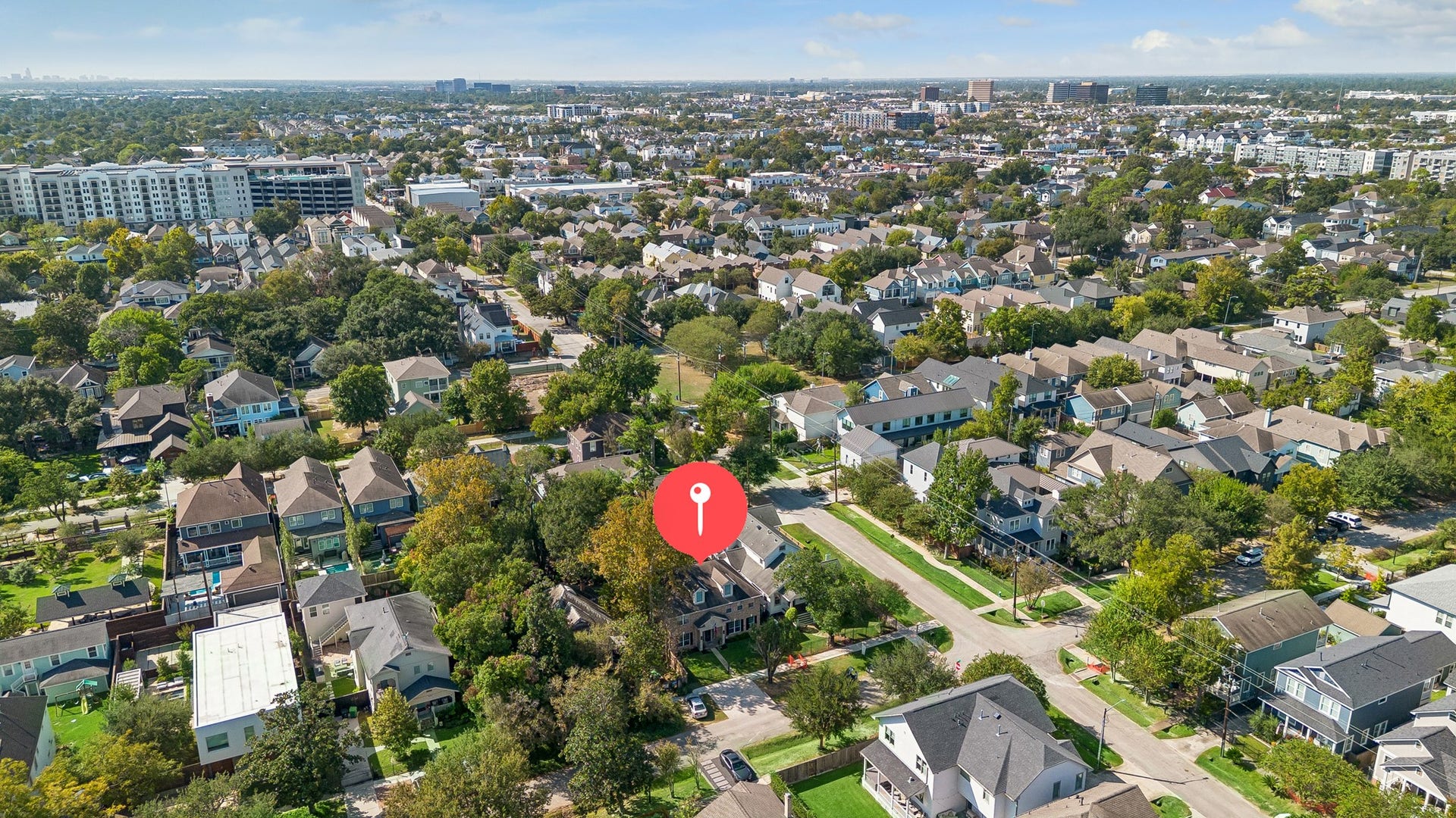 1439 Waverly Street, Houston, TX 77008 Ideally situated in The Heights, just minutes from the neighborhoods popular shopping, dining, and outdoor recreation.