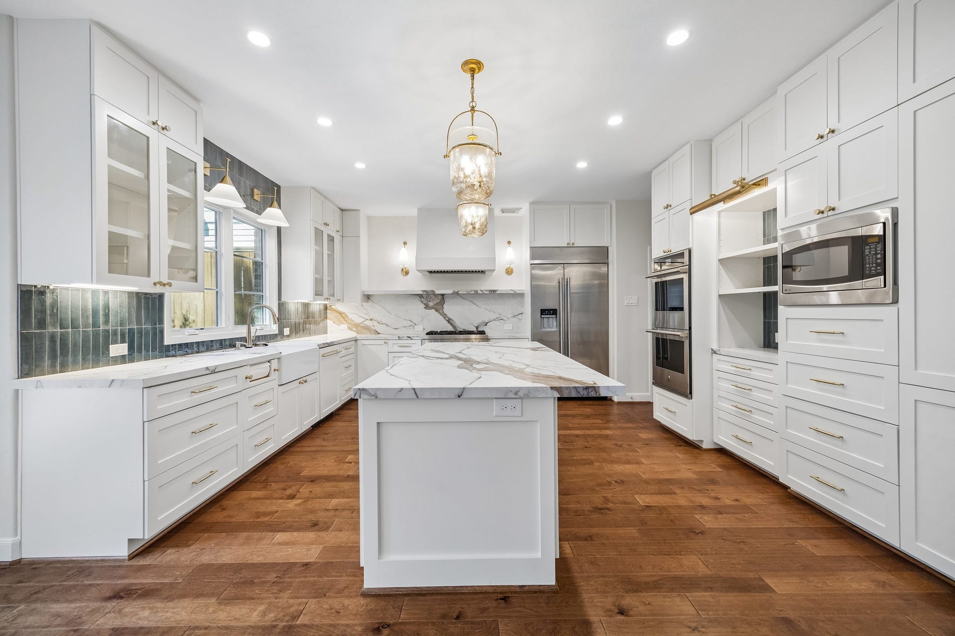 1439 Waverly Street, Houston, TX 77008 Thoughtfully designed kitchen with double ovens, a six-burner gas cooktop, and a built-in cup washer at the sink. Custom cabinetry maximizes storage with beautifully finished details inside and out.
