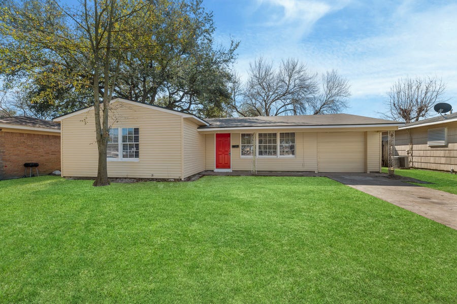 Property photo for 2013 5th Avenue N, Texas City, TX