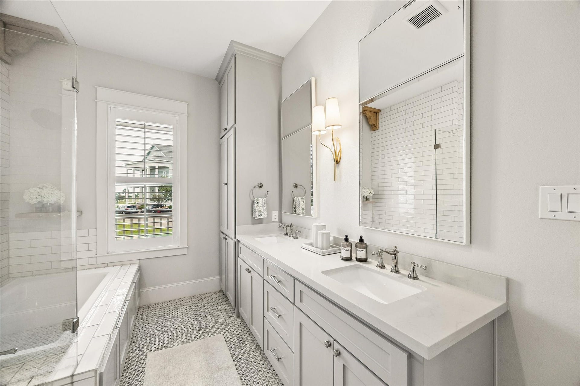 7 Curiosity Lane, Galveston, TX 77554 Fresh and clean. Walk in closet and laundry all in line from the primary bath