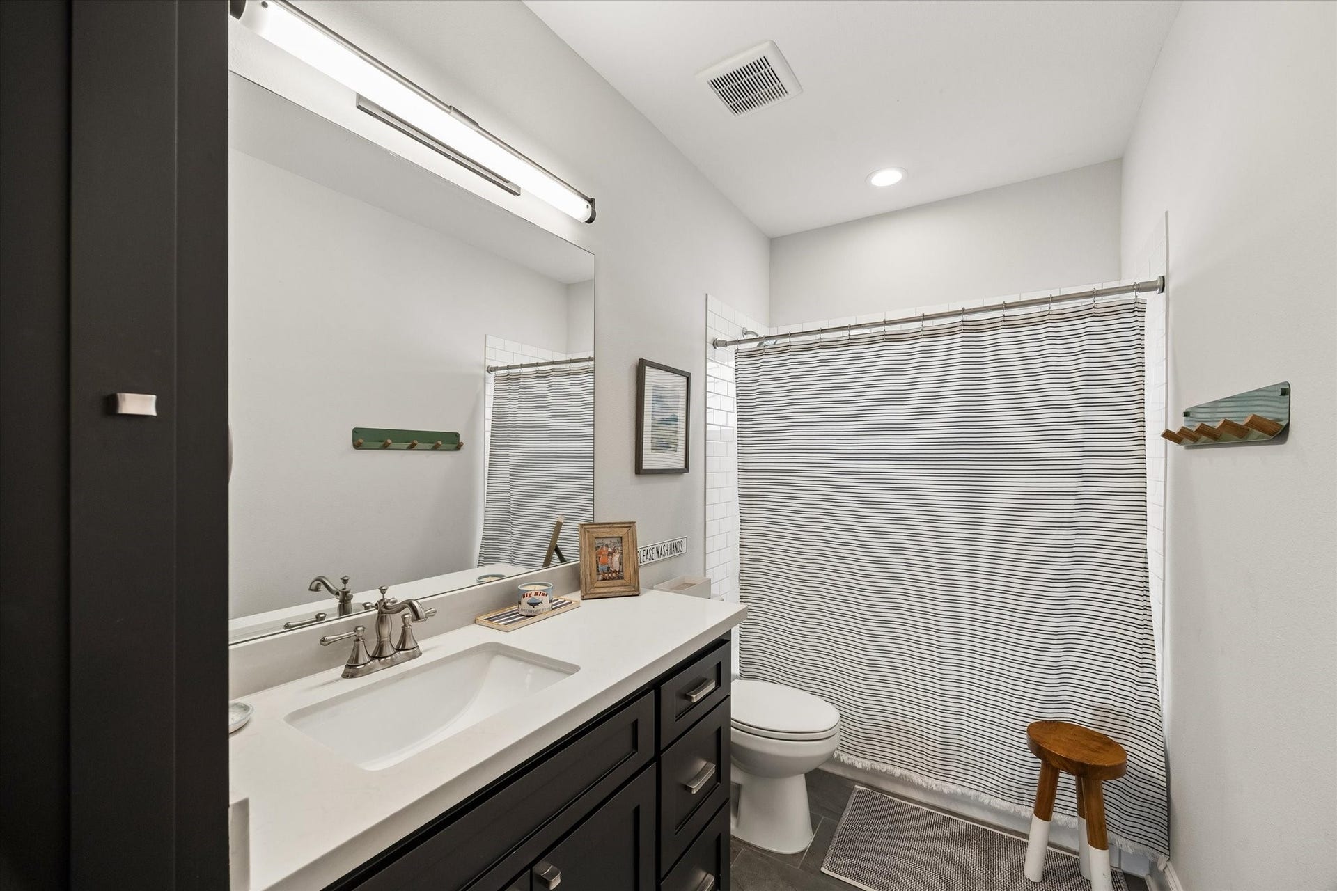 7 Curiosity Lane, Galveston, TX 77554 Shared bath with bedroom 3 & 4