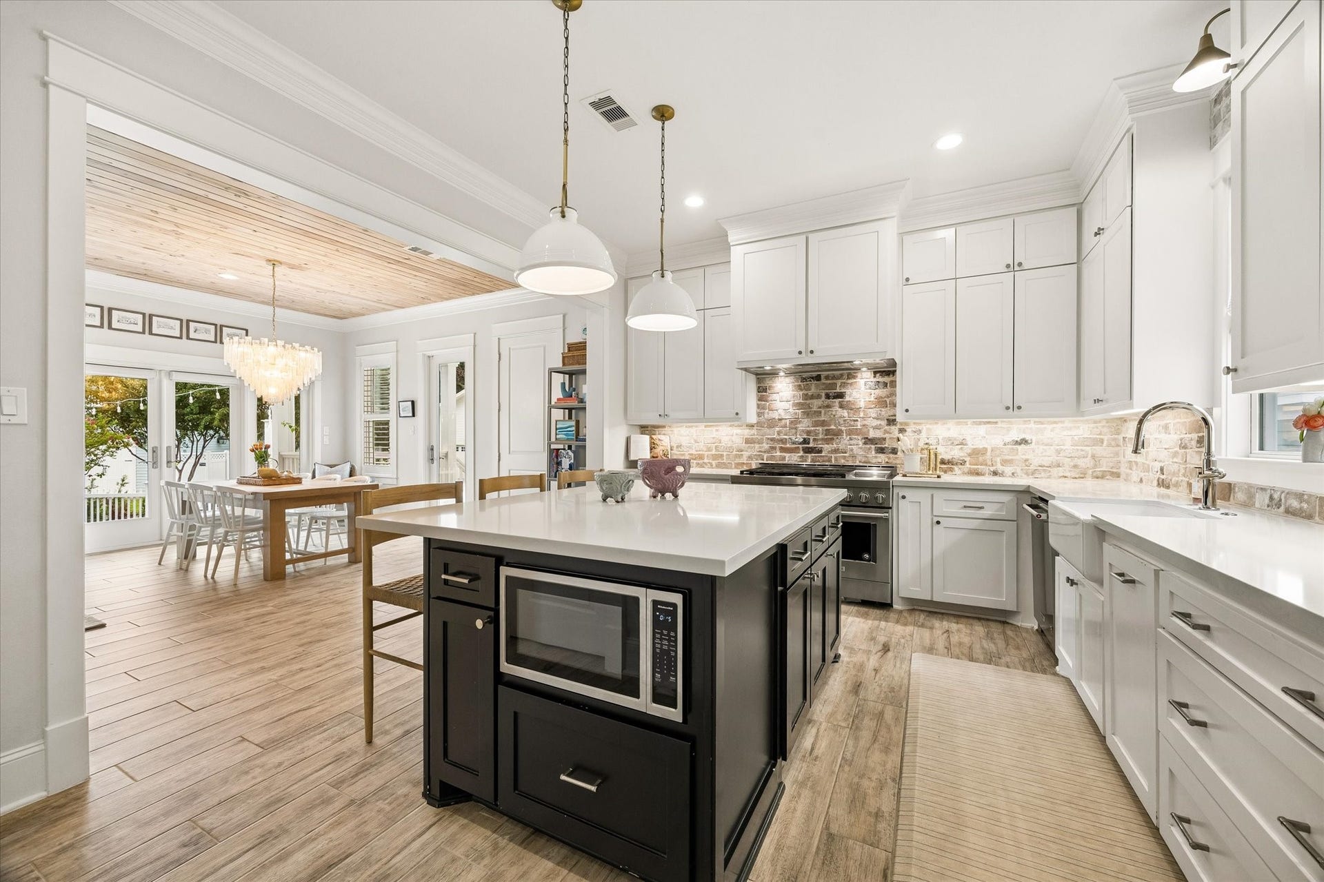 7 Curiosity Lane, Galveston, TX 77554 Island with seating and grace