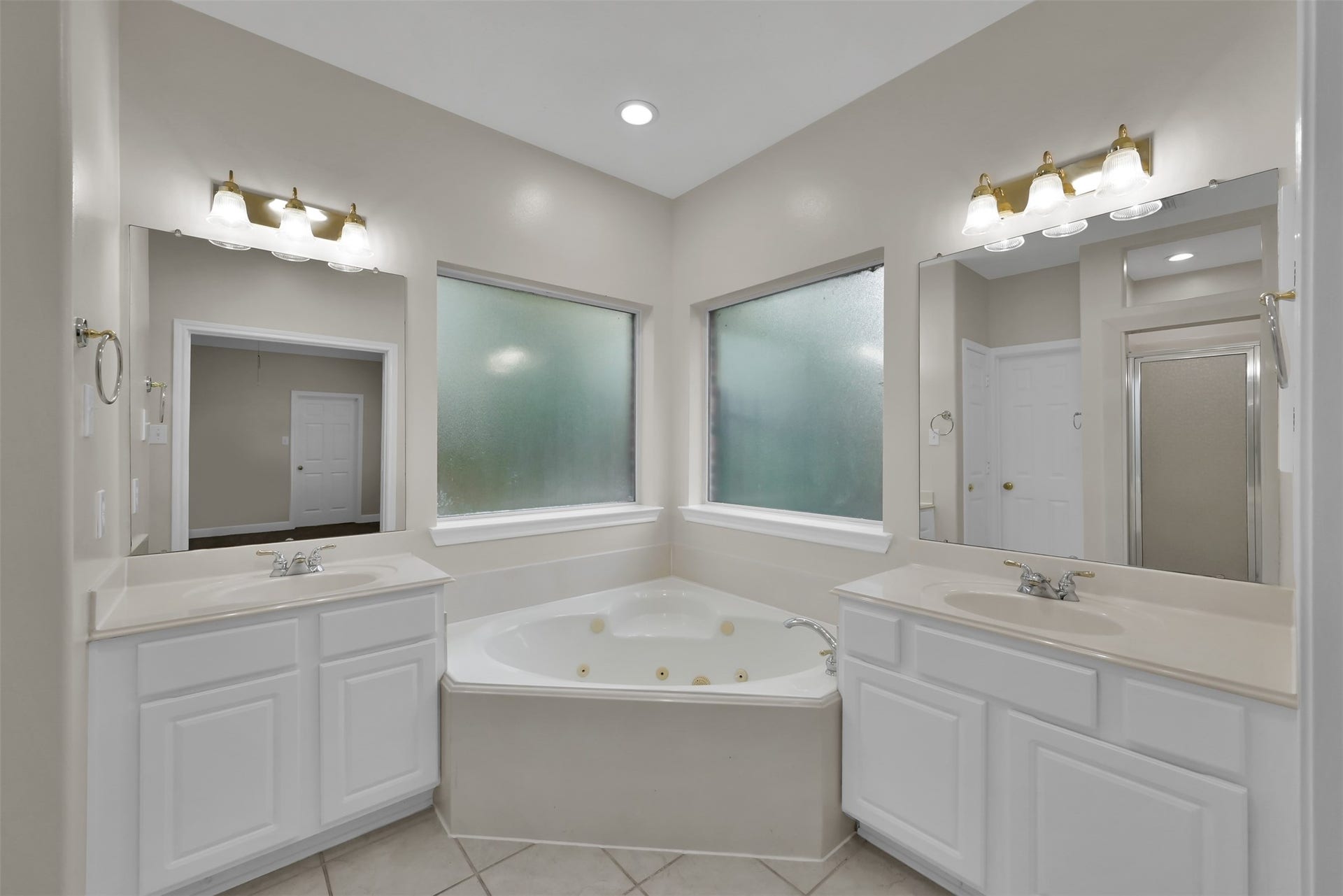13425 Hidden Valley Drive, Montgomery, TX 77356 Primary Bath with double sinks and jetted tub.