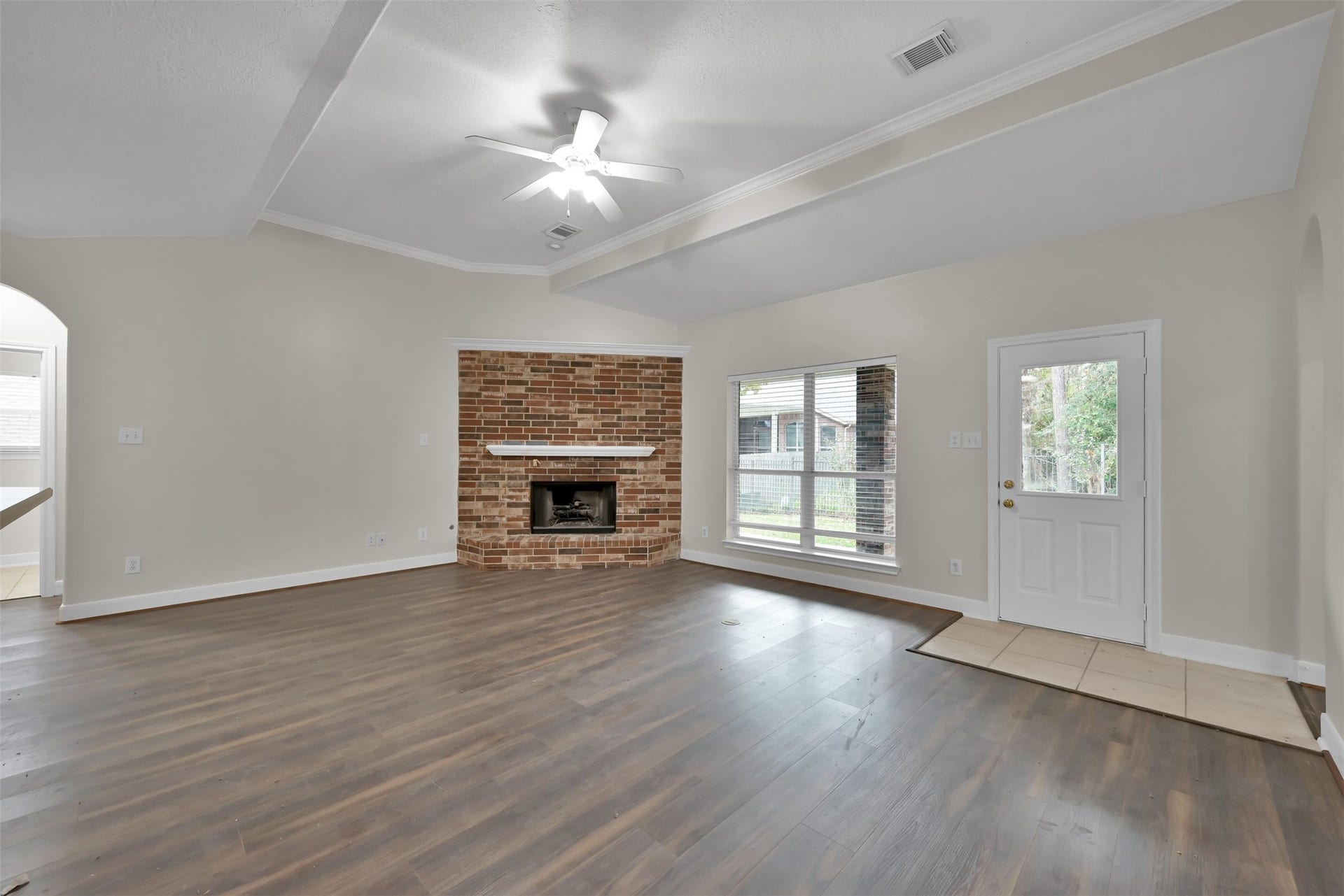 13425 Hidden Valley Drive, Montgomery, TX 77356 Living room with vaulted ceiling.