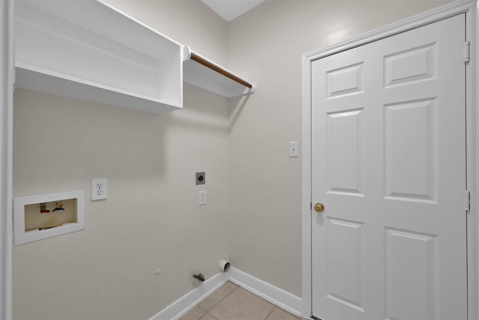13425 Hidden Valley Drive, Montgomery, TX 77356 Laundry room with entrance to the Garage.