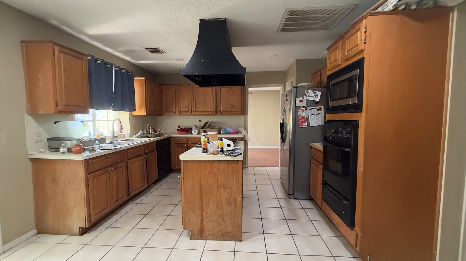 4119 King Cotton Lane, Missouri City, TX 77459 Spacious kitchen with warm wooden cabinetry, a central island, and modern appliances, perfect for culinary enthusiasts.