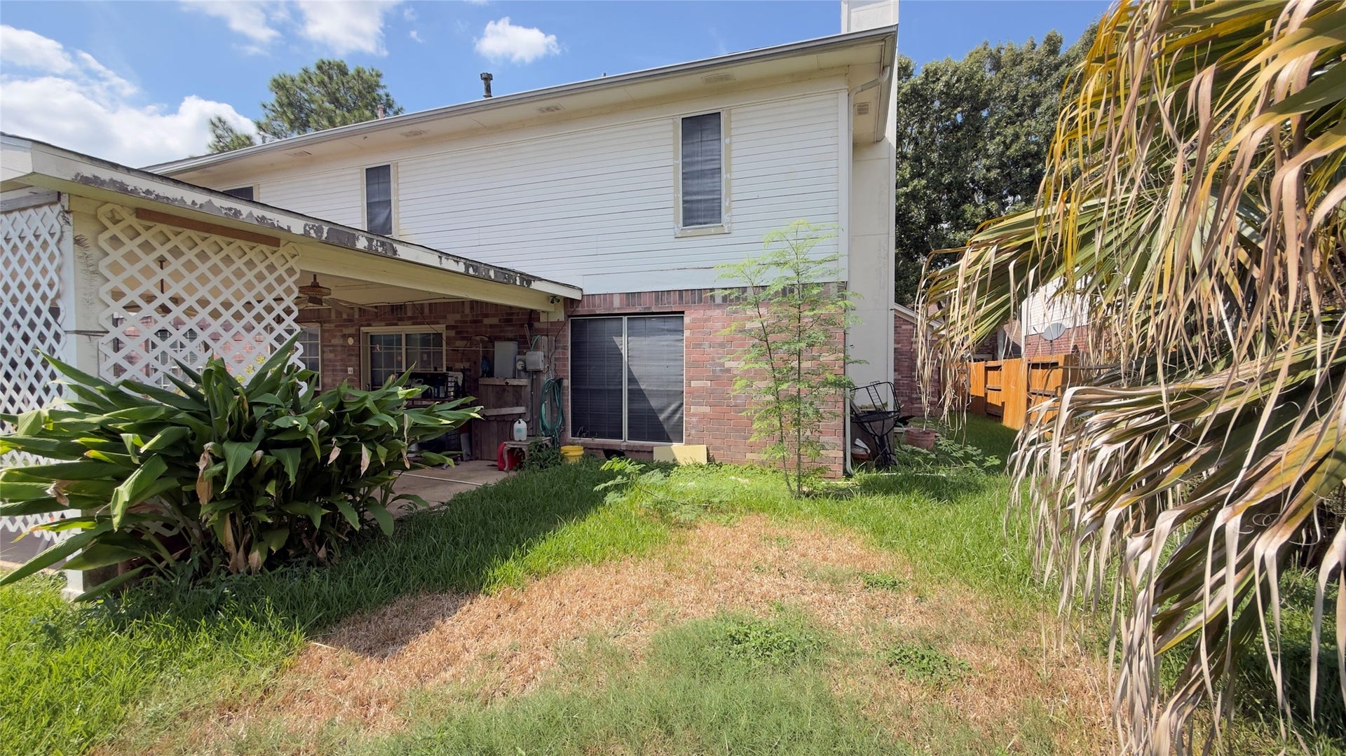 4119 King Cotton Lane, Missouri City, TX 77459 Charming backyard with a covered patio, lush greenery, and privacy fencing, perfect for outdoor relaxation.