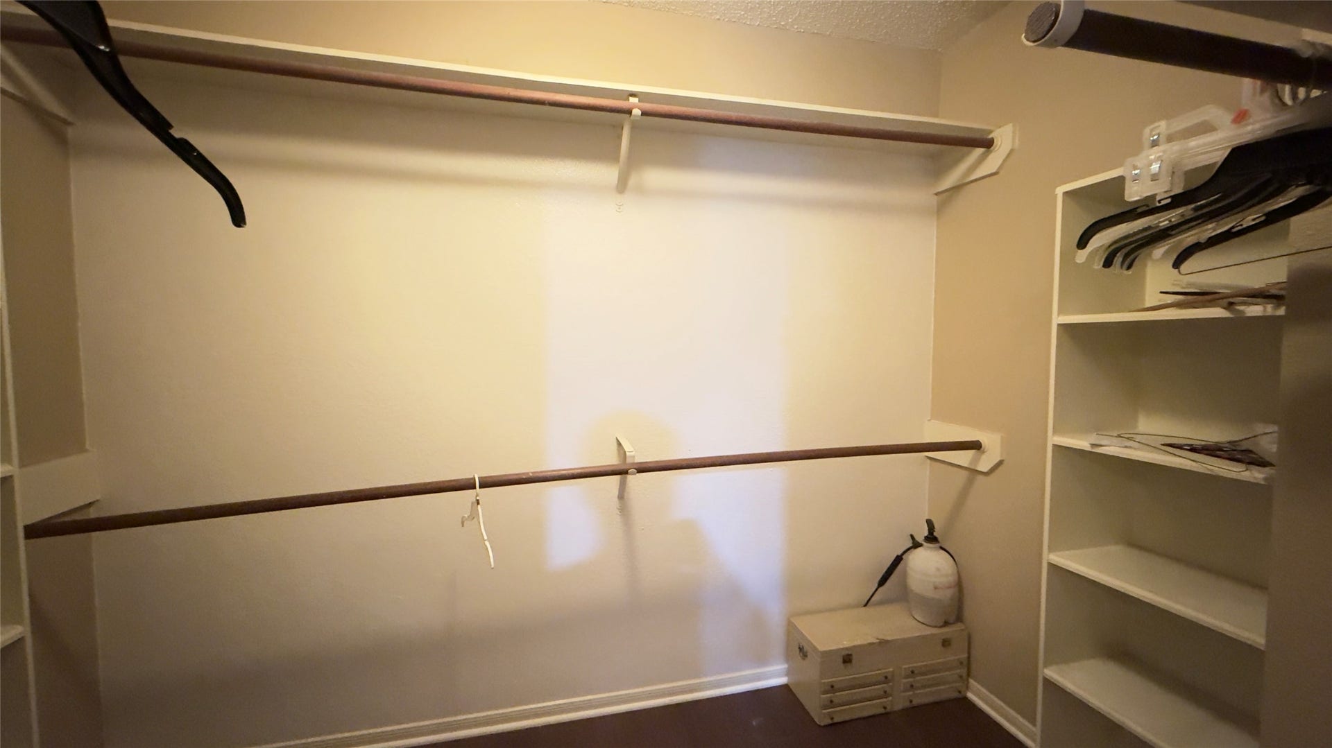 4119 King Cotton Lane, Missouri City, TX 77459 Spacious master walk-in closet featuring dual hanging rods and built-in shelving for ample storage and organization.