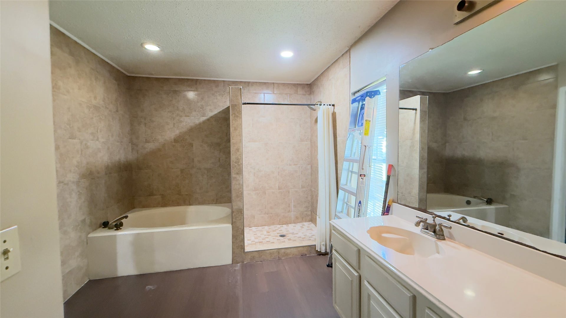 4119 King Cotton Lane, Missouri City, TX 77459 Spacious master bathroom featuring a luxurious soaking tub, a large walk-in shower, and a double vanity with ample counter space, enhanced by modern recessed lighting.