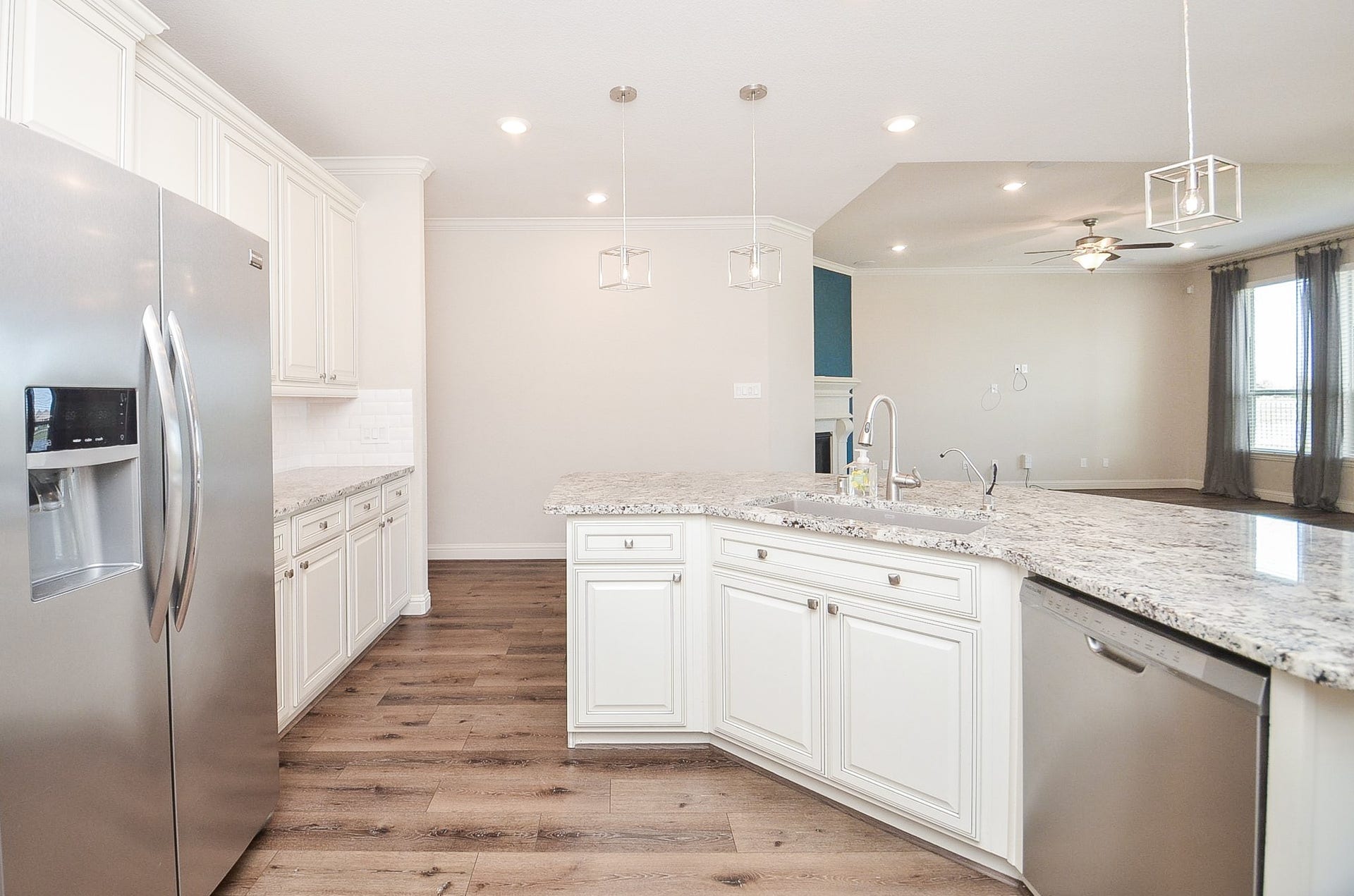 18438 Panton Terrace Lane, Cypress, TX 77429 Enjoy family gatherings around the kitchen breakfast bar!