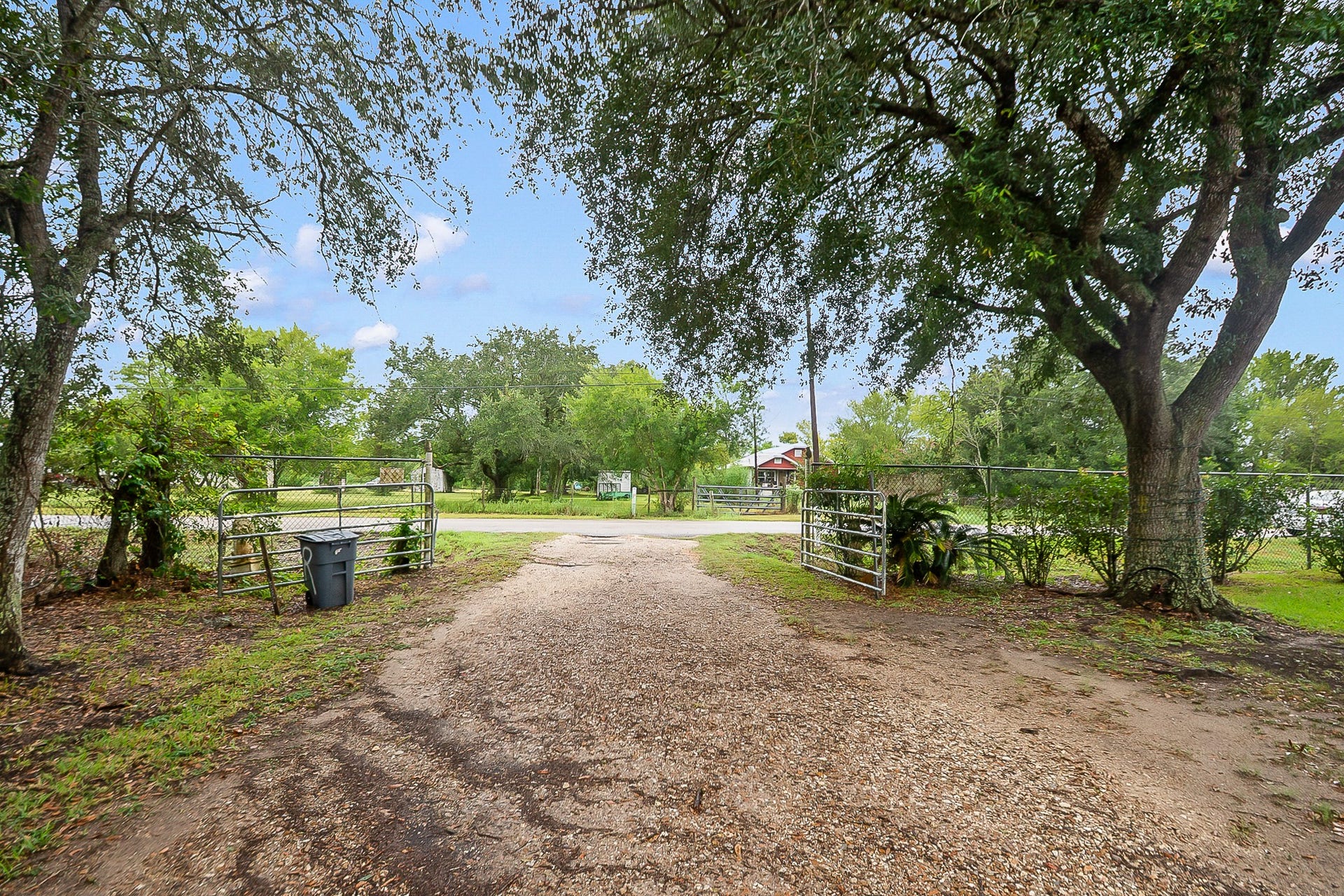 5027 Farmer Road, Alvin, TX 77511 5027 Farmer Road, Alvin, TX 77511