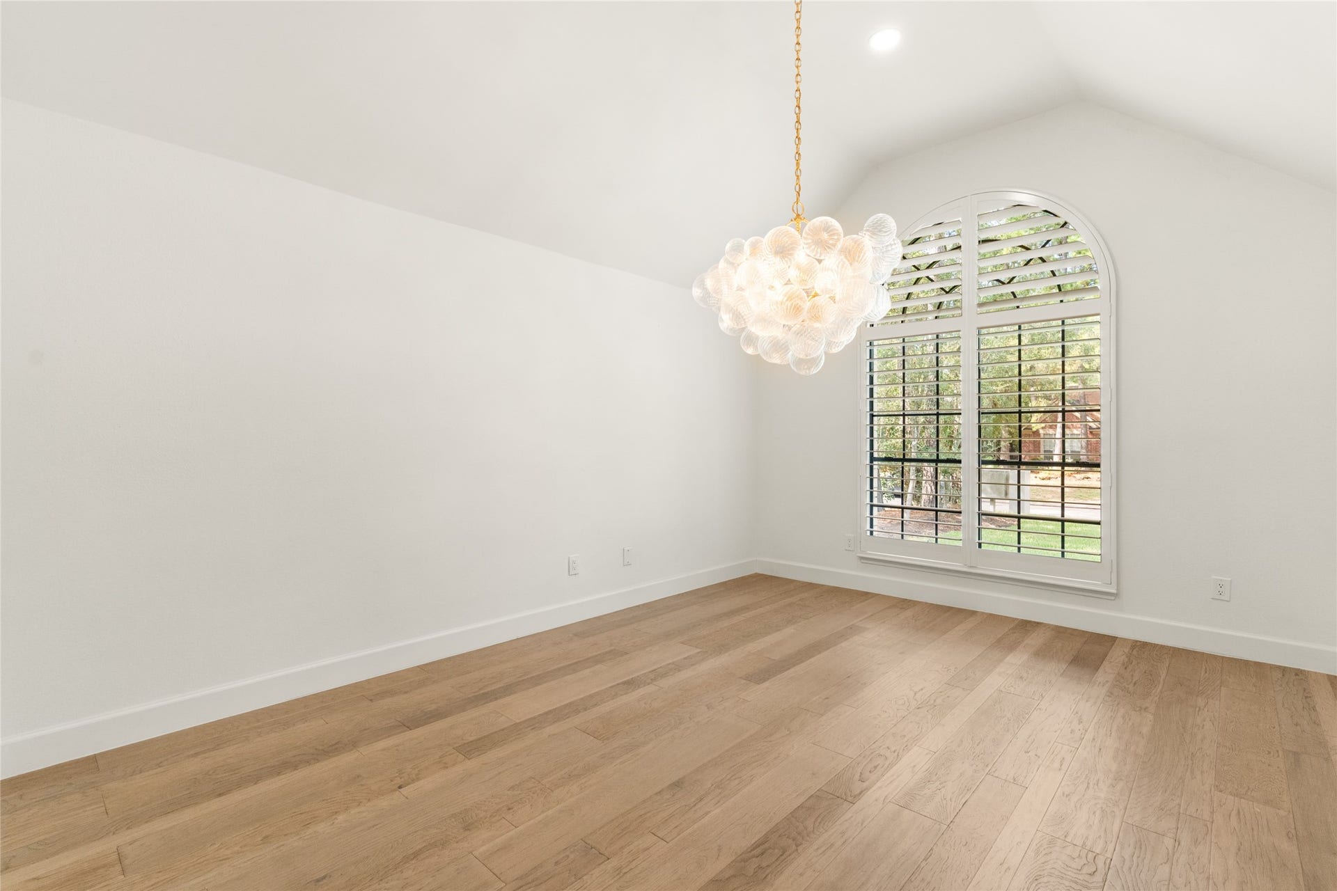 14 Lush Meadow Place, The Woodlands, TX 77381 Natural light pours through the plantation shutters, creating a cheerful spot to gather.