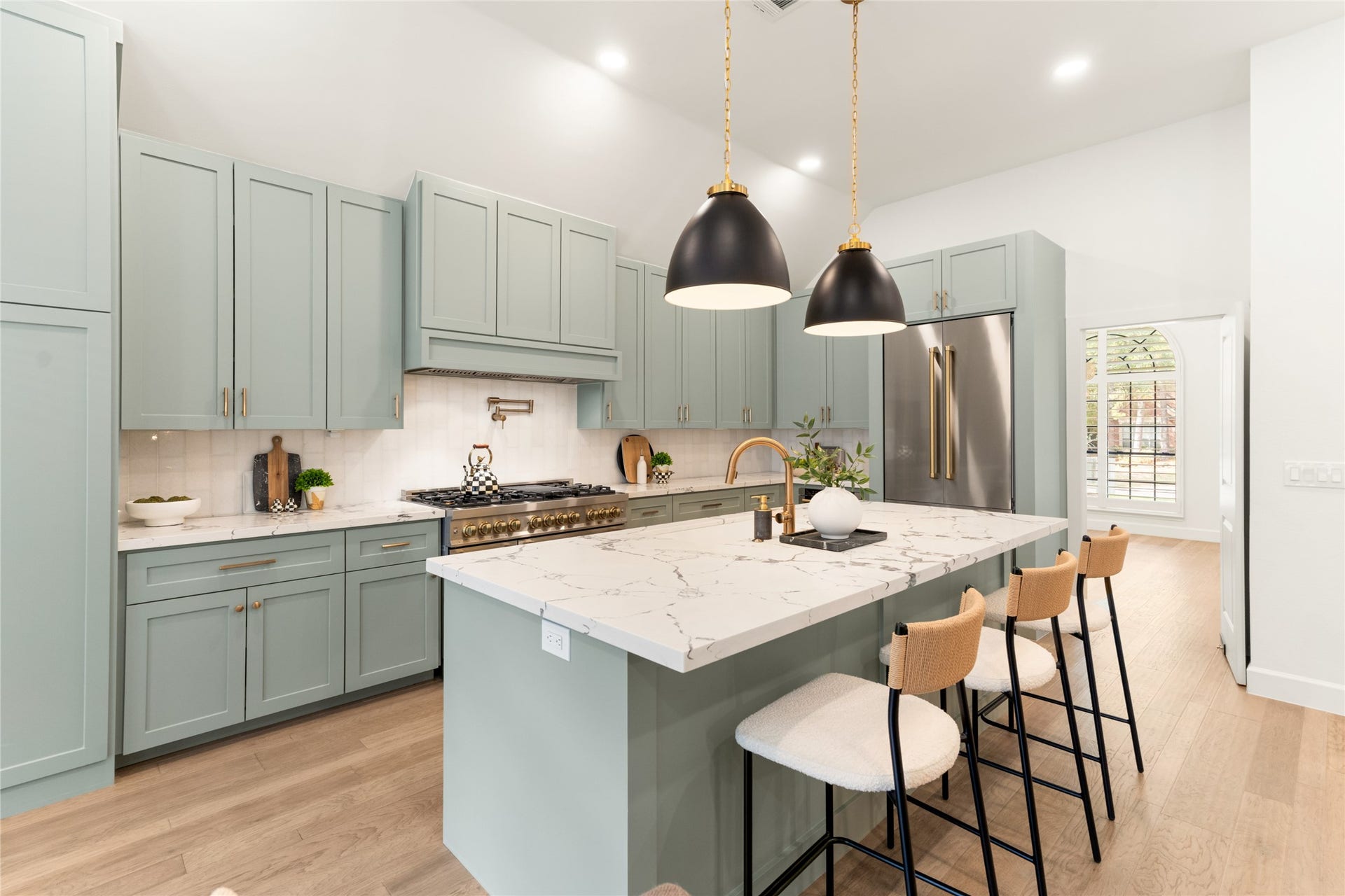 14 Lush Meadow Place, The Woodlands, TX 77381 Gorgeous countertops, statement pendant lighting, and breakfast seating make this island a natural gathering spot.