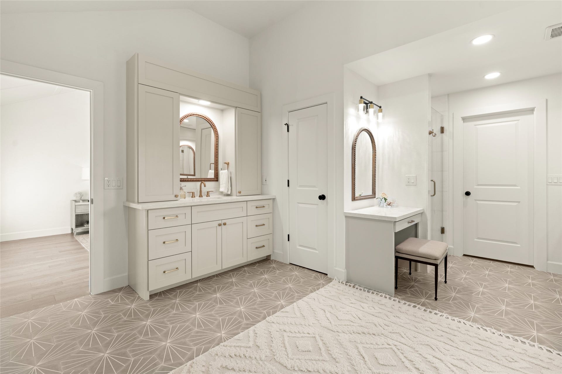 14 Lush Meadow Place, The Woodlands, TX 77381 Prepare to fall in love with this primary bathroom!