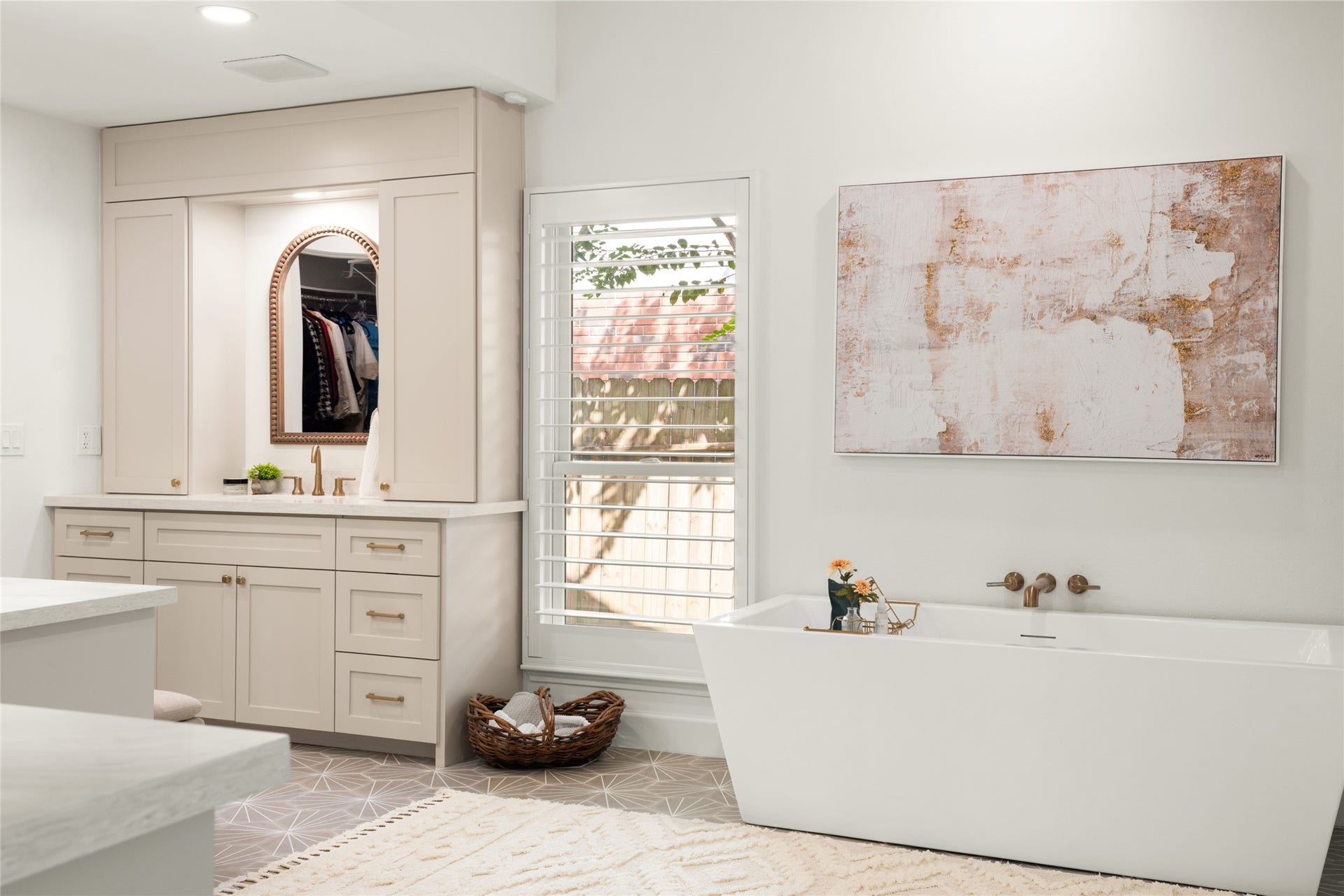 14 Lush Meadow Place, The Woodlands, TX 77381 Freestanding bathtub with elegant gold fixtures creates a beautiful focal point.