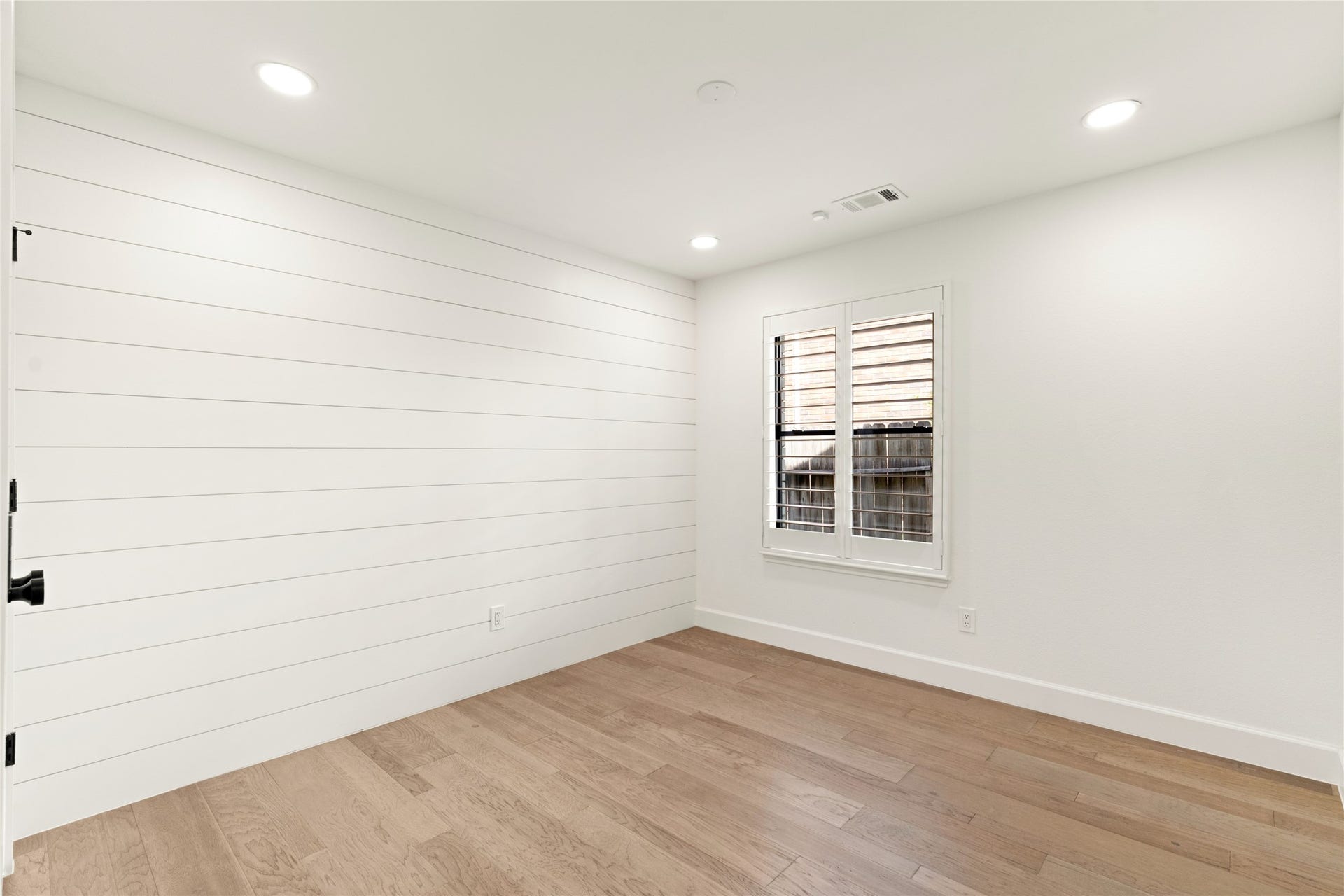 14 Lush Meadow Place, The Woodlands, TX 77381 Bright and versatile bedroom with a charming accent wall complete with recessed lighting and plantation shutters.
