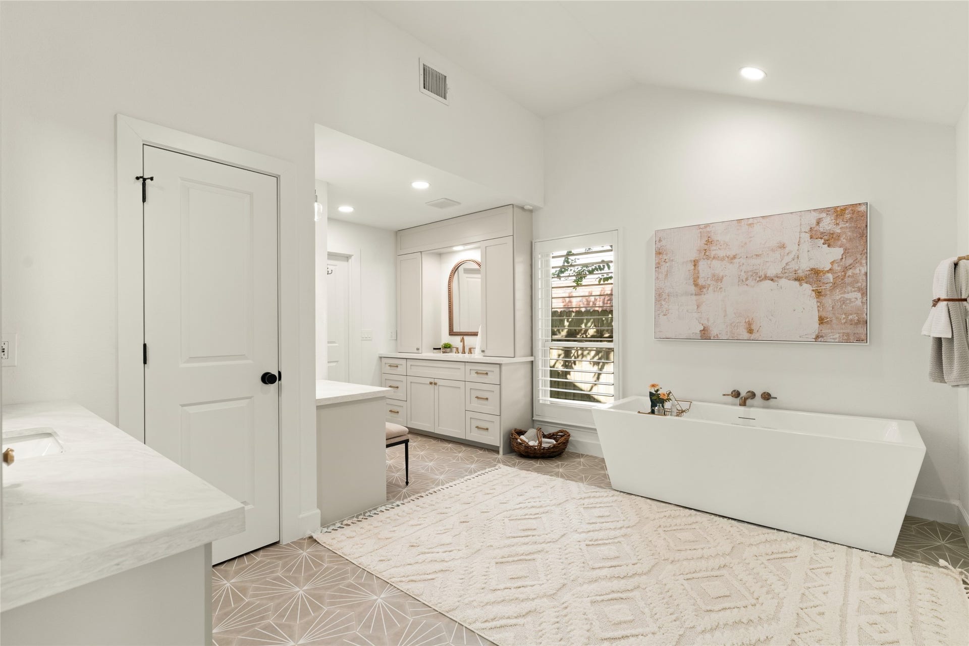 14 Lush Meadow Place, The Woodlands, TX 77381 A stunning combination of patterned tile, gold fixtures, and beautifully appointed vanities.