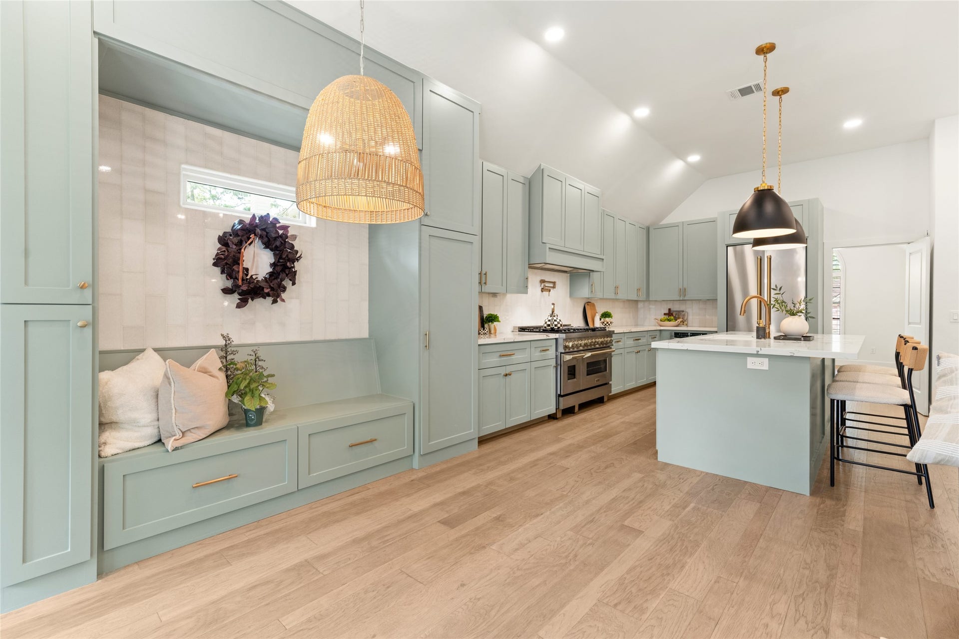14 Lush Meadow Place, The Woodlands, TX 77381 A charming custom bench with drawer storage, beautiful tilework, and woven pendant lighting.