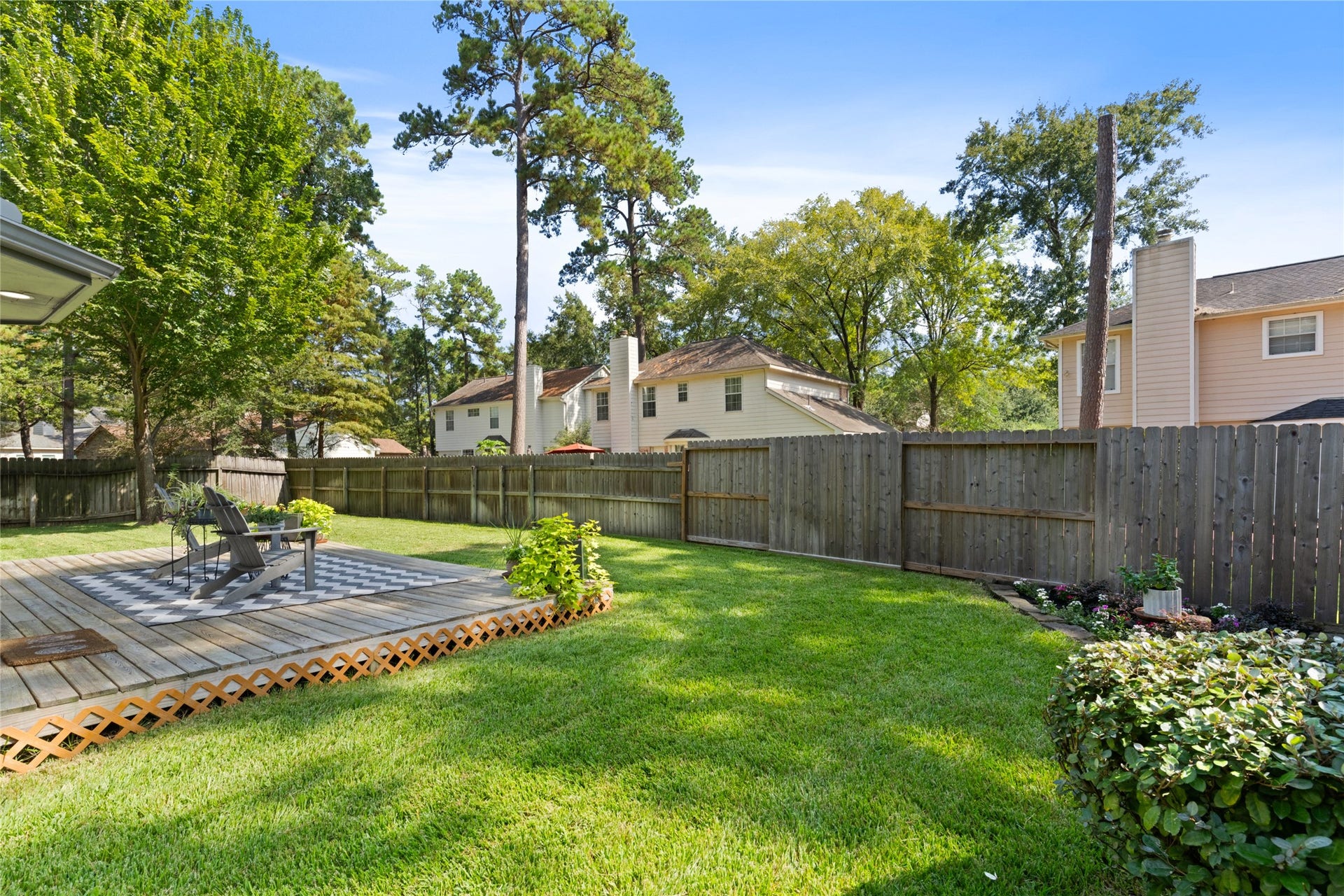 14 Lush Meadow Place, The Woodlands, TX 77381 Enjoy the connection between the home's interior and its beautiful tree-shaded backyard.