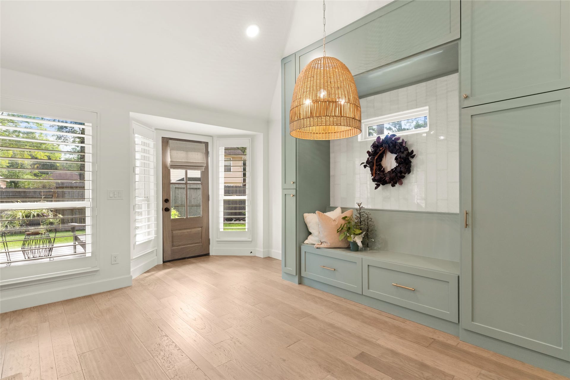 14 Lush Meadow Place, The Woodlands, TX 77381 The tiled accent wall and small window give this nook a distinctive, custom-designed look.
