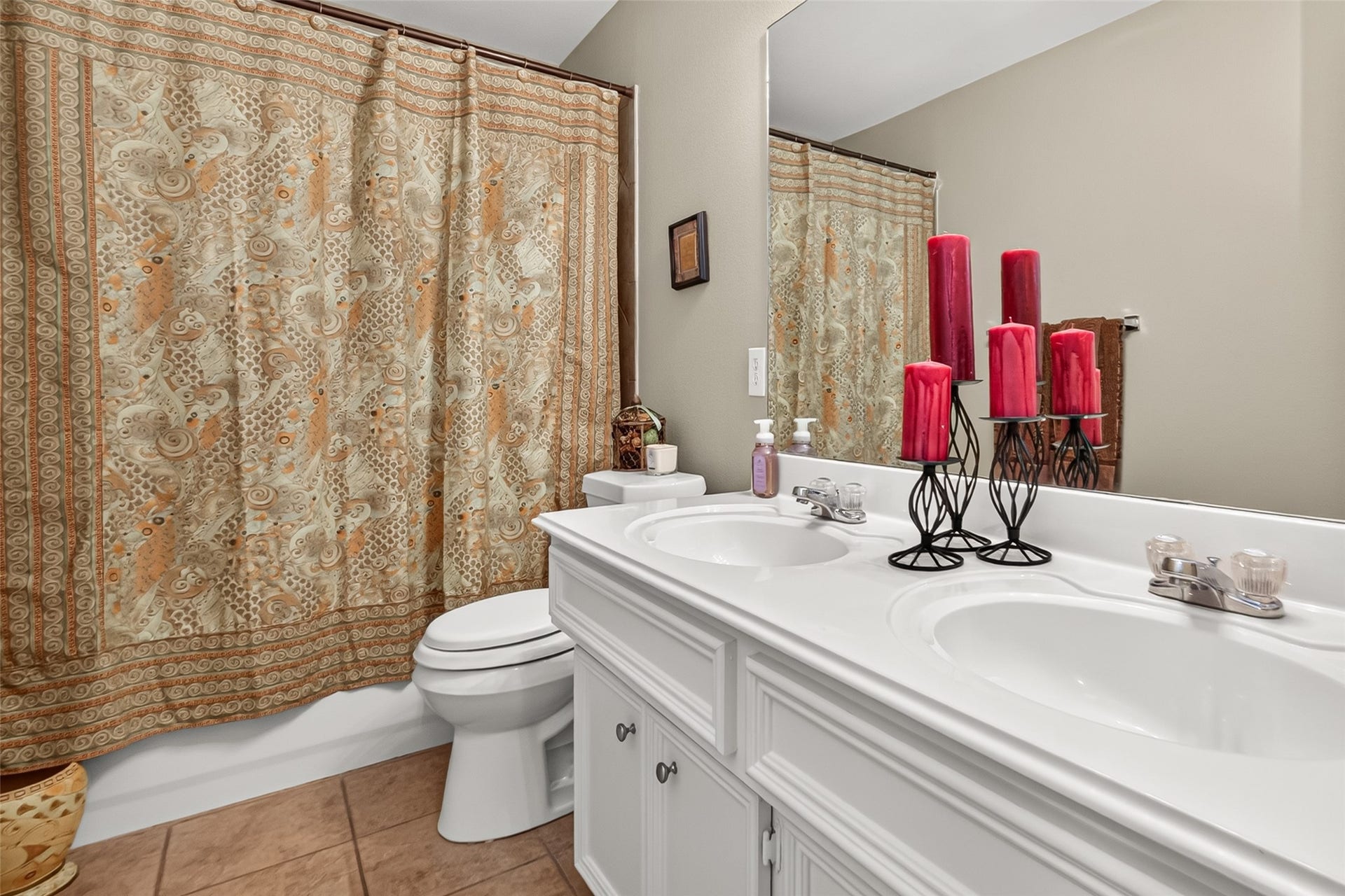 3411 Sparta Drive, Missouri City, TX 77459 Upstairs bath with Double sinks