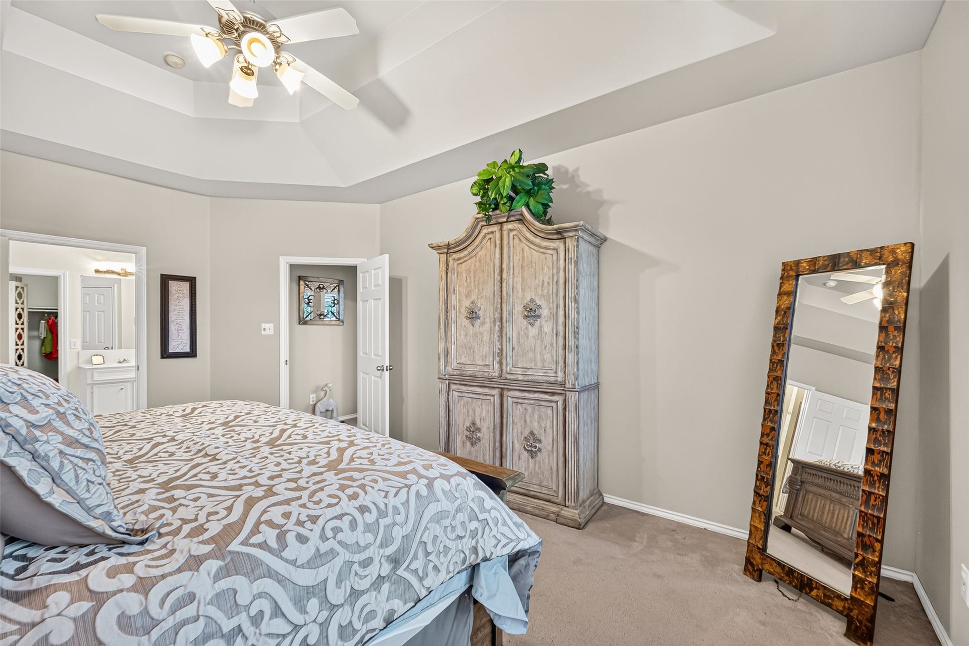 3411 Sparta Drive, Missouri City, TX 77459 Primary Bedroom with Vaulted Celings