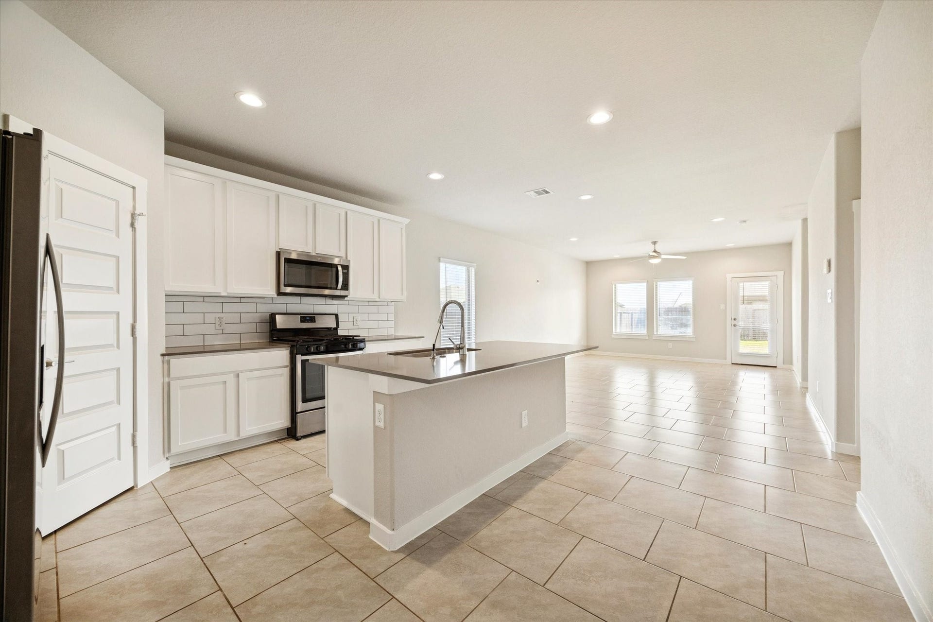 7503 Highland Chase Drive, Richmond, TX 77407 Clean-lined cabinetry, stainless appliances, and a subway tile backsplash create a bright, functional kitchen with timeless appeal.
