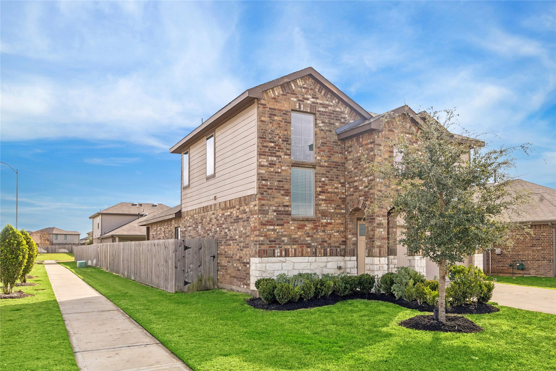 7503 Highland Chase Drive, Richmond, TX 77407 Classic brick exterior paired with stone accents creates strong curb appeal from the moment you arrive. Fresh landscaping, manicured lawn, and a private side gate add both charm and everyday convenience.