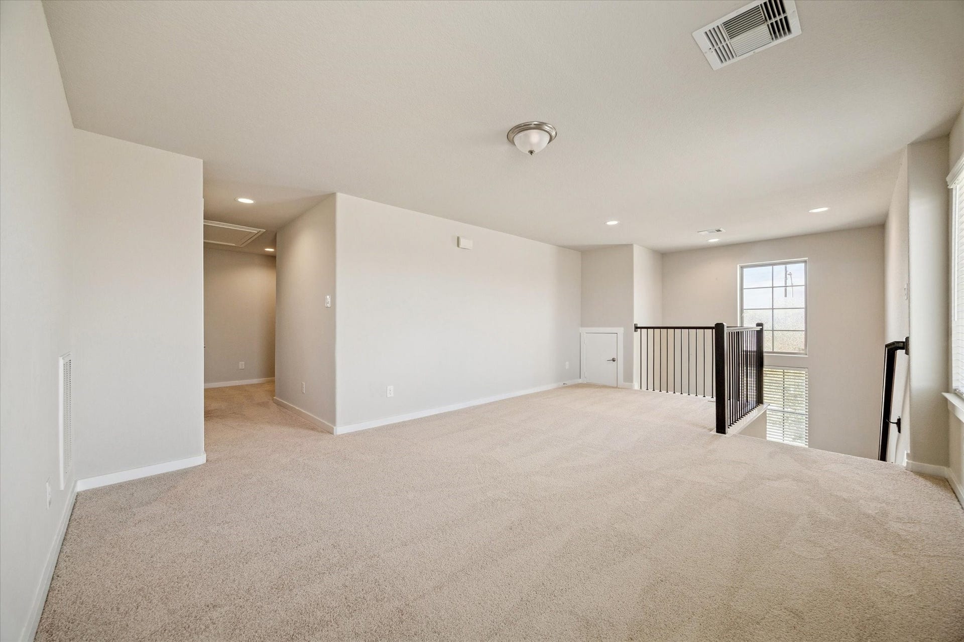 7503 Highland Chase Drive, Richmond, TX 77407 This spacious upper level room offers versatility for entertainment, media, or casual gatherings. Neutral finishes allow the space to evolve easily, whether used as a game room, workout area, or secondary living zone.