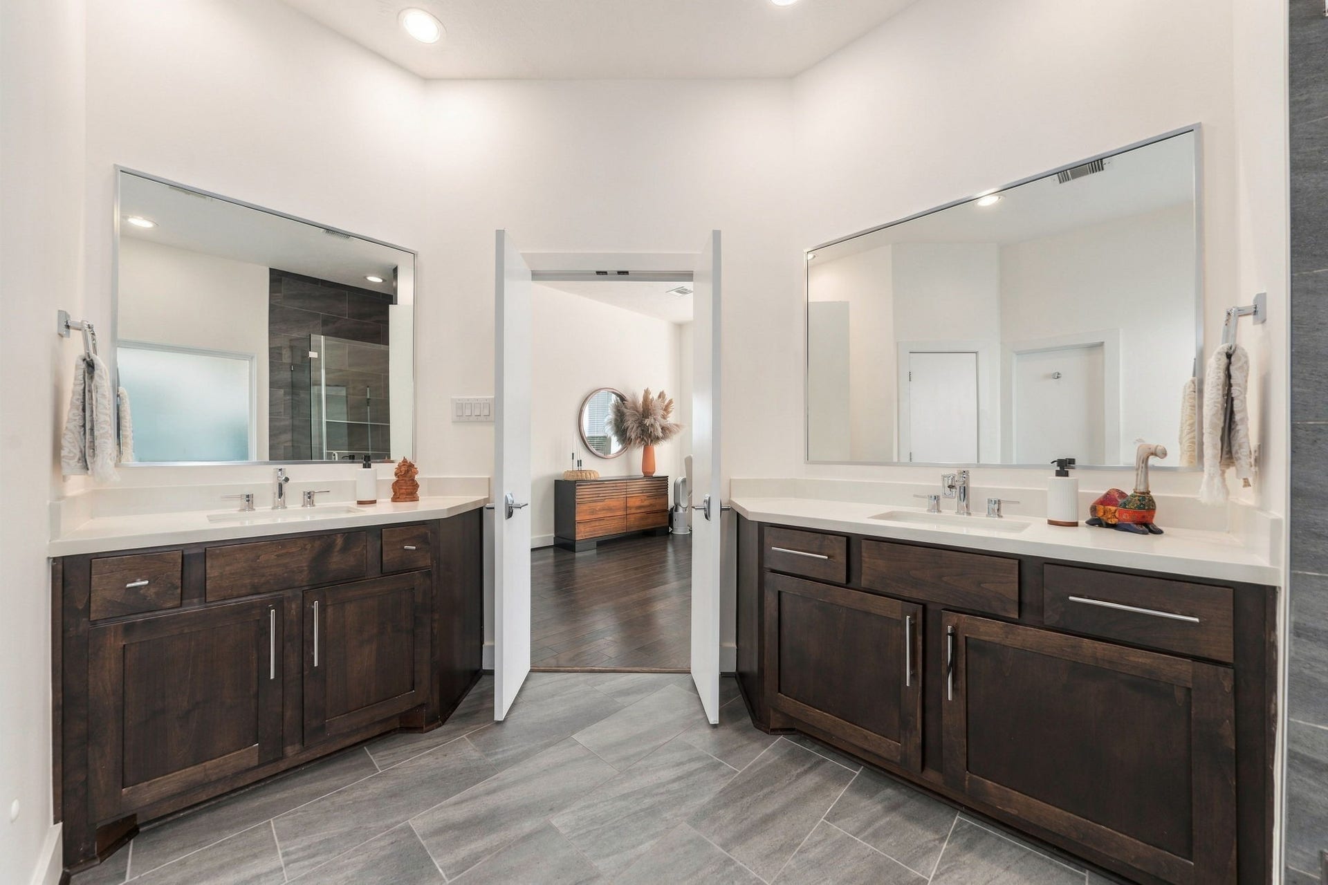 5205 Darling Street, Houston, TX 77007 Primary bathroom with separated double vanities
