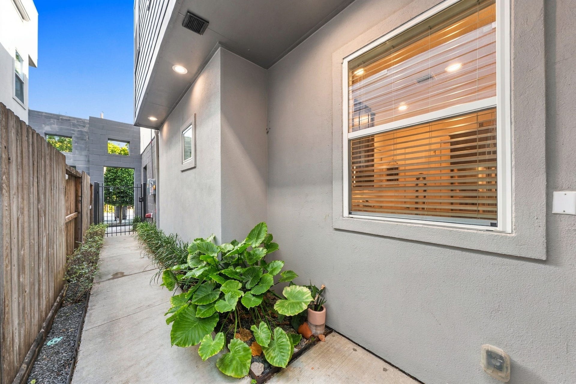 5205 Darling Street, Houston, TX 77007 Gated entryway.