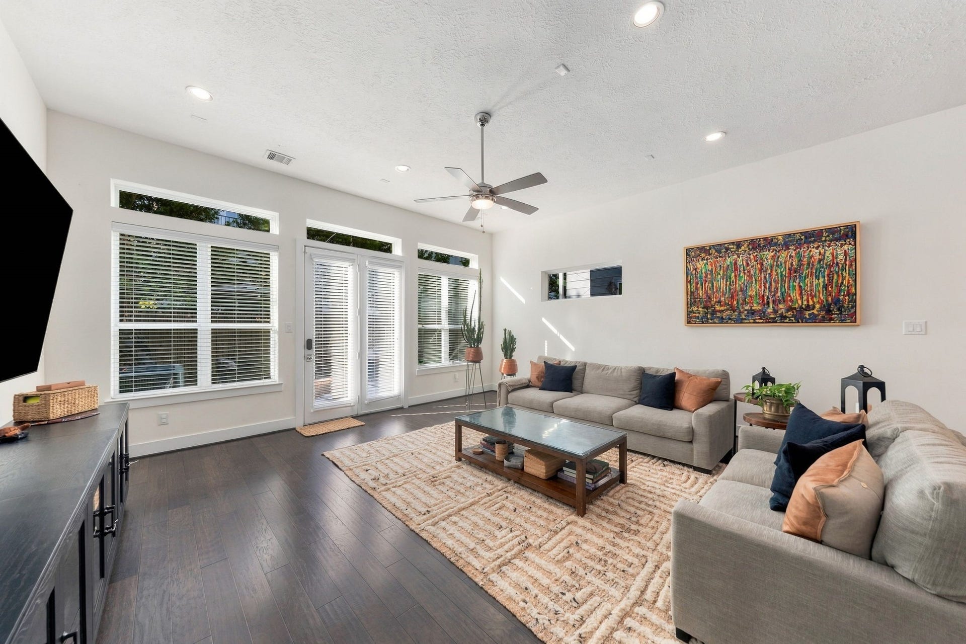 5205 Darling Street, Houston, TX 77007 Access to the yard from the living room