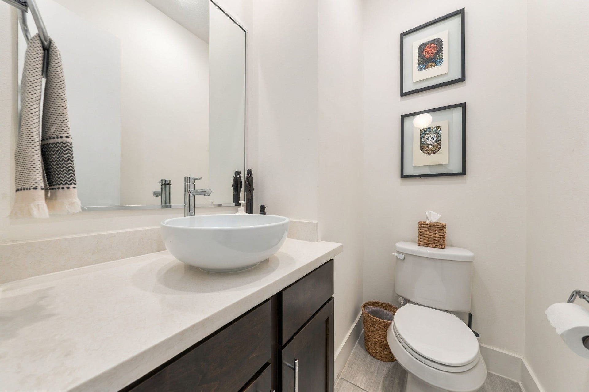 5205 Darling Street, Houston, TX 77007 Half bath privately located on the 1st floor