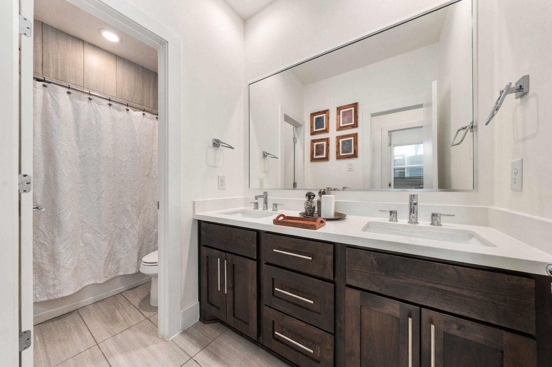 5205 Darling Street, Houston, TX 77007 Hall bath between the two secondary bedrooms with double sinks