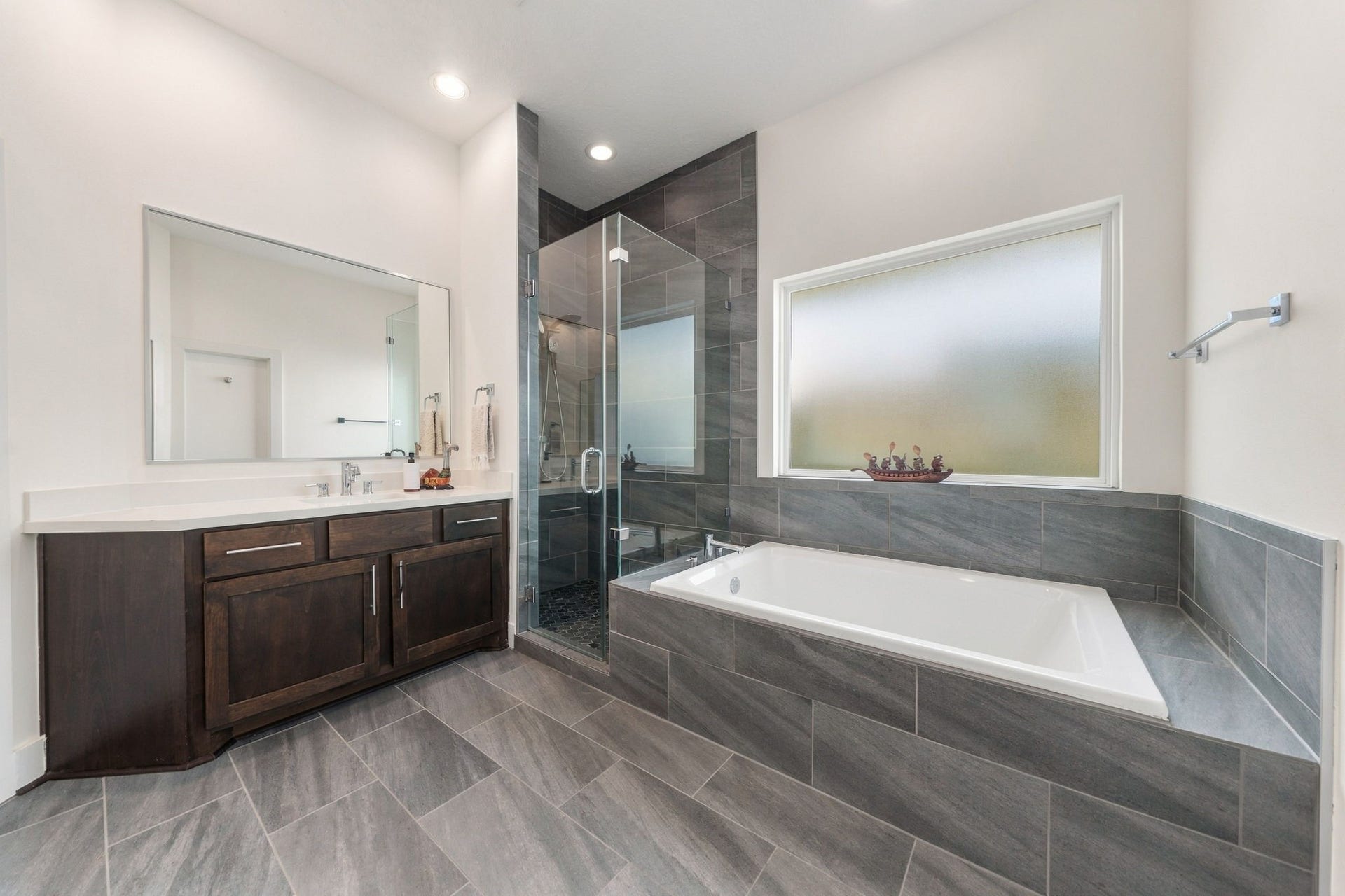 5205 Darling Street, Houston, TX 77007 Large shower with massive soaking tub
