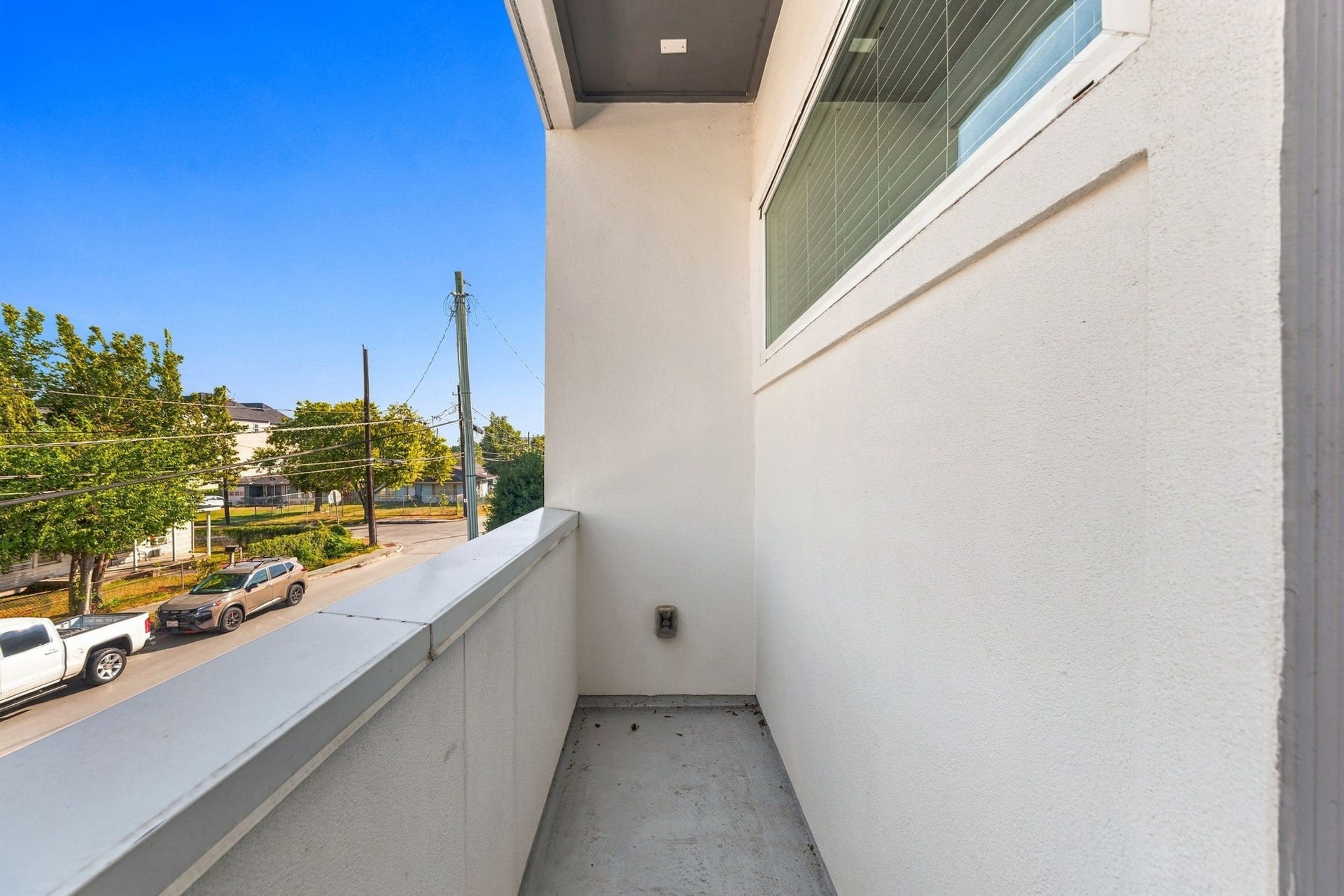 5205 Darling Street, Houston, TX 77007 Balcony to the front of the home off Bedroom #3