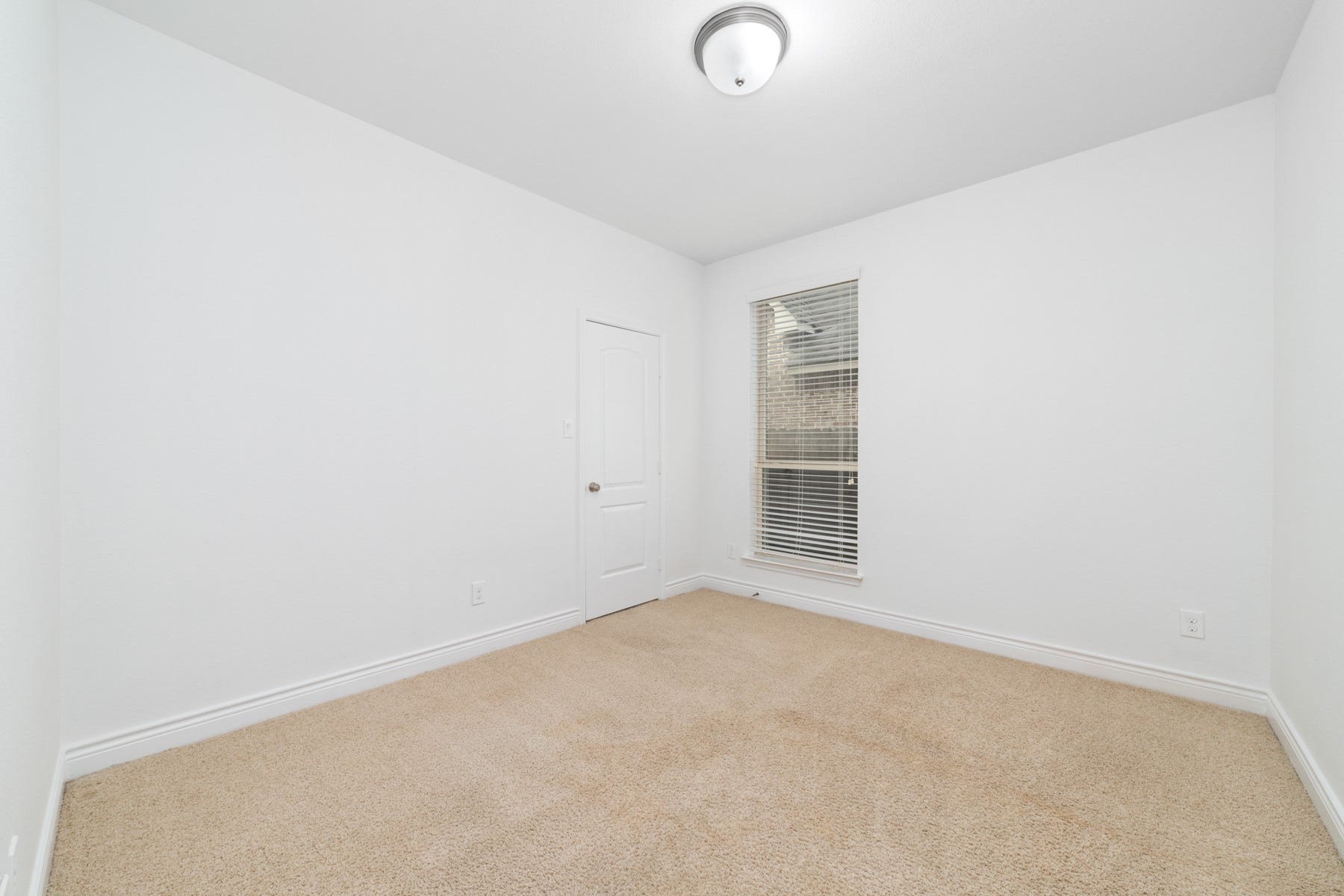 Bedrood #3 - This bright and inviting bedroom on the second floor offers a vaulted ceiling and ample natural light.