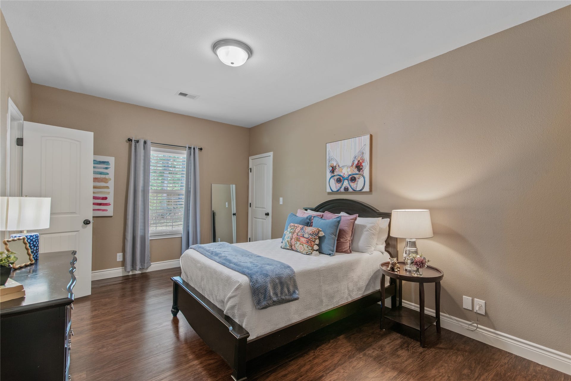 16144 Firetower Road, Conroe, TX 77306 Spacious secondary bedroom featuring a walk-in closet and direct access to a shared Jack-and-Jill bathroom.