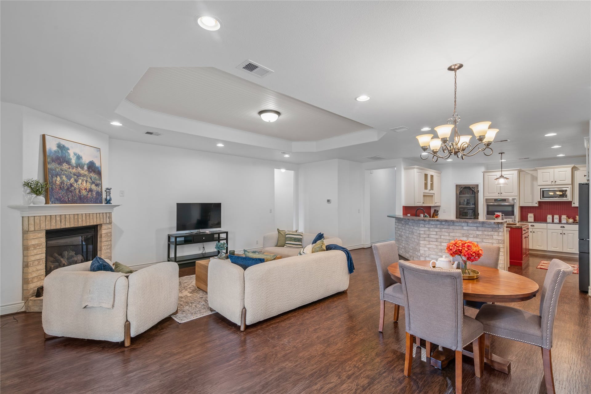 16144 Firetower Road, Conroe, TX 77306 The kitchen overlooks the breakfast area and family room, keeping everyone connected during meal preparation and gatherings.