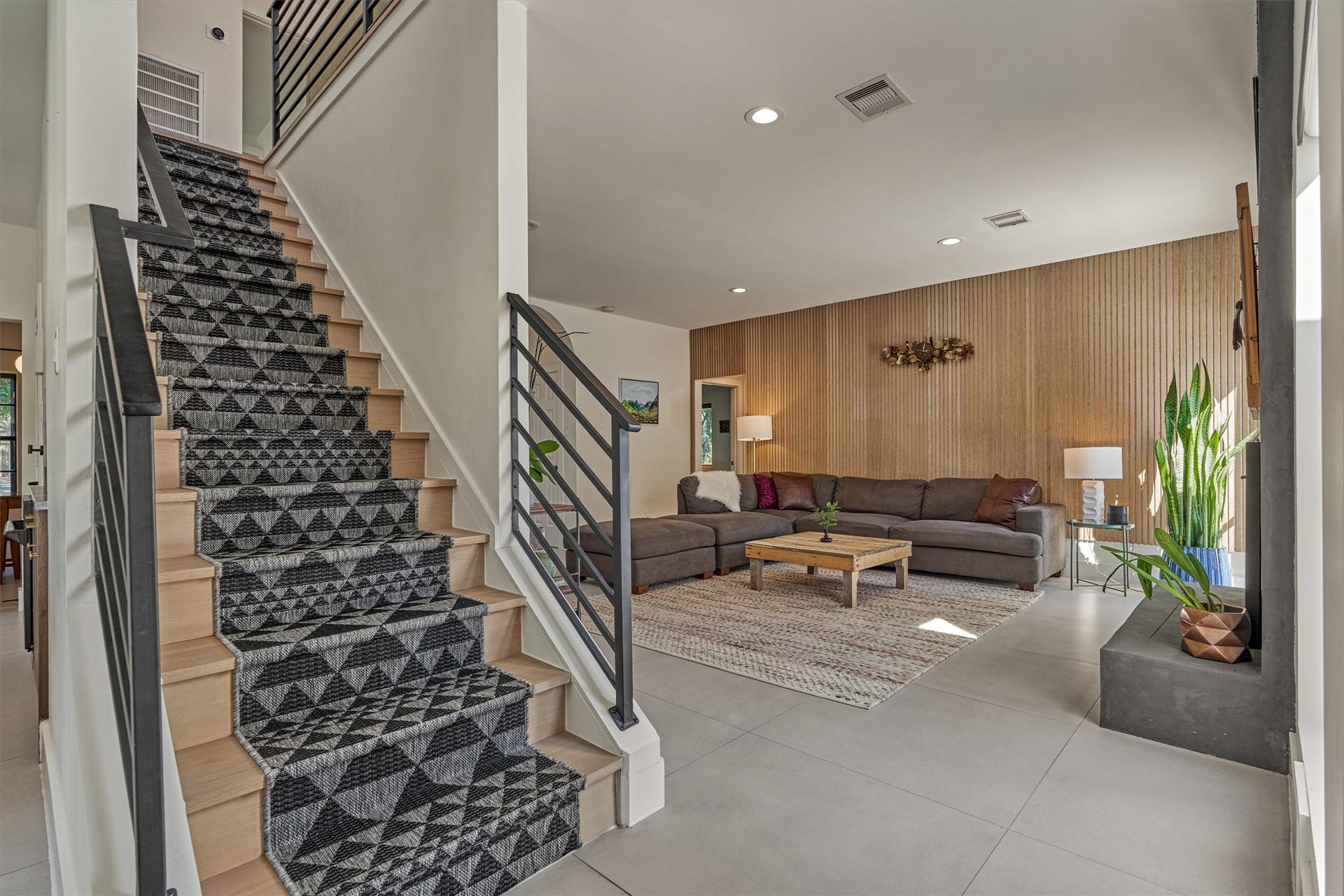 402 Susan Lane, Conroe, TX 77385 Your eye will be drawn to the lighted stairwell with custom runner that continues the light/dark design as we head upstairs.