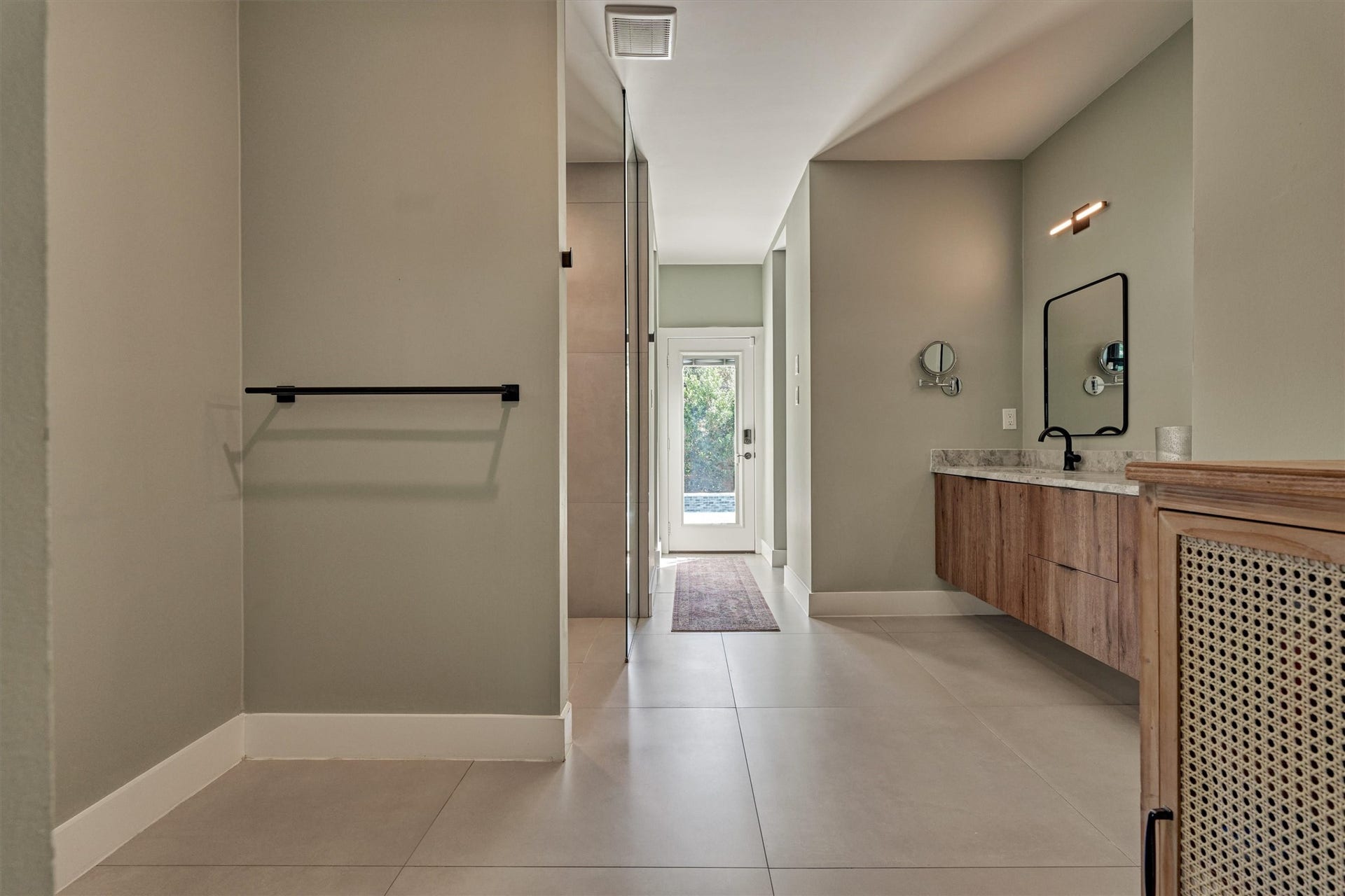 402 Susan Lane, Conroe, TX 77385 This exceptional space flawlessly blends style with comfort! Smart addition of dual closets for convenient storage here!