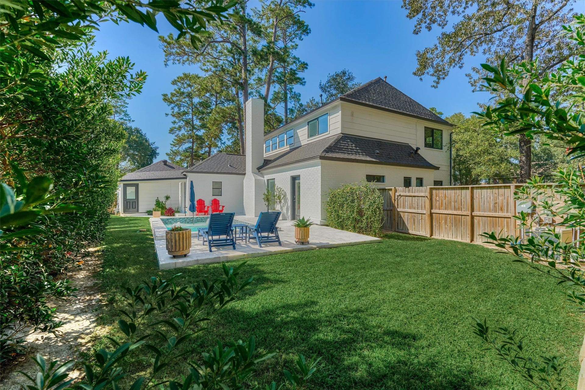 402 Susan Lane, Conroe, TX 77385 Side yard provides additional room to run and play!