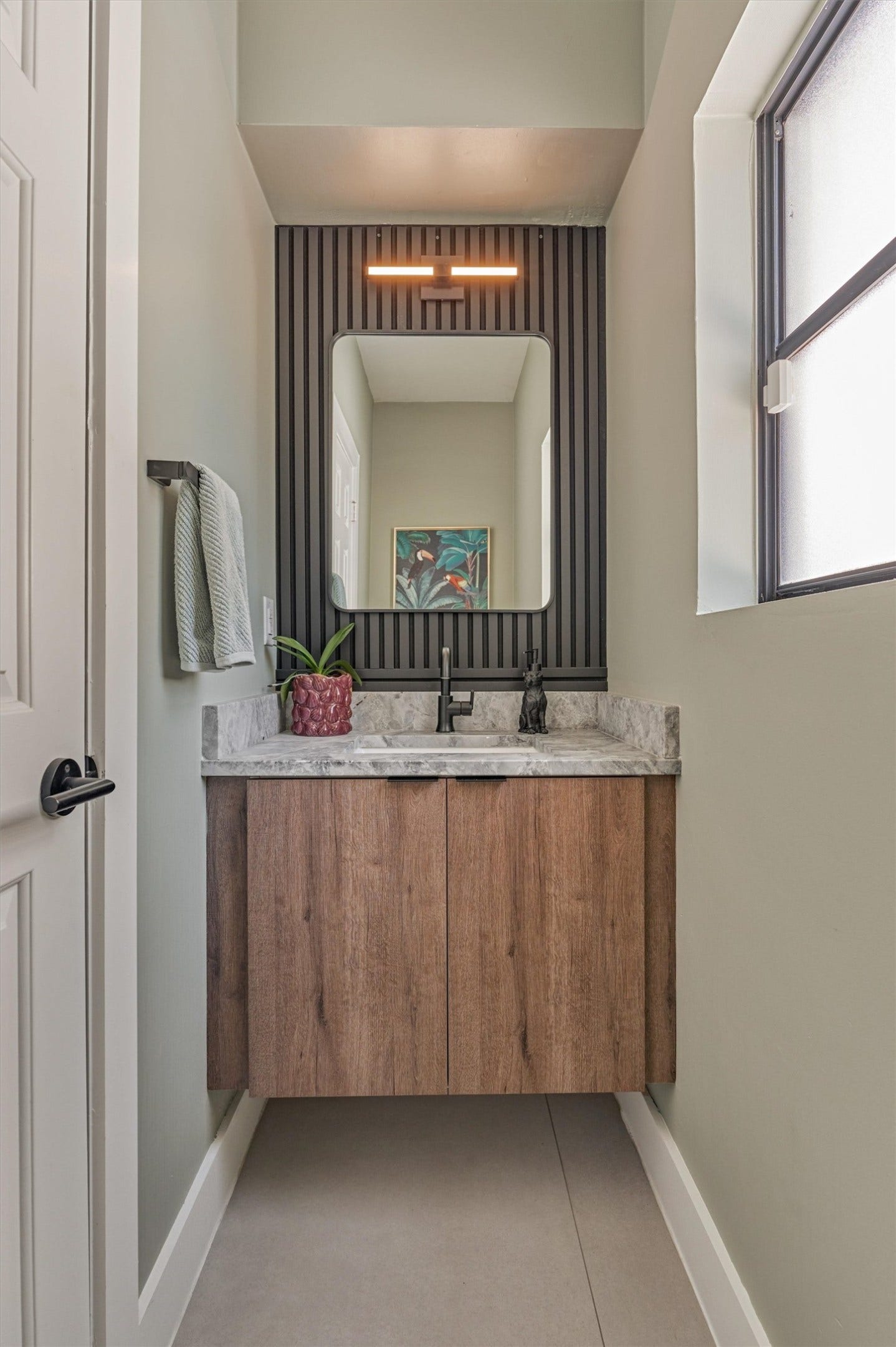 402 Susan Lane, Conroe, TX 77385 Powder bath aligns in style with the rest of the home. Easily serves as a pool bath positioned near the back door/laundry area of the home.