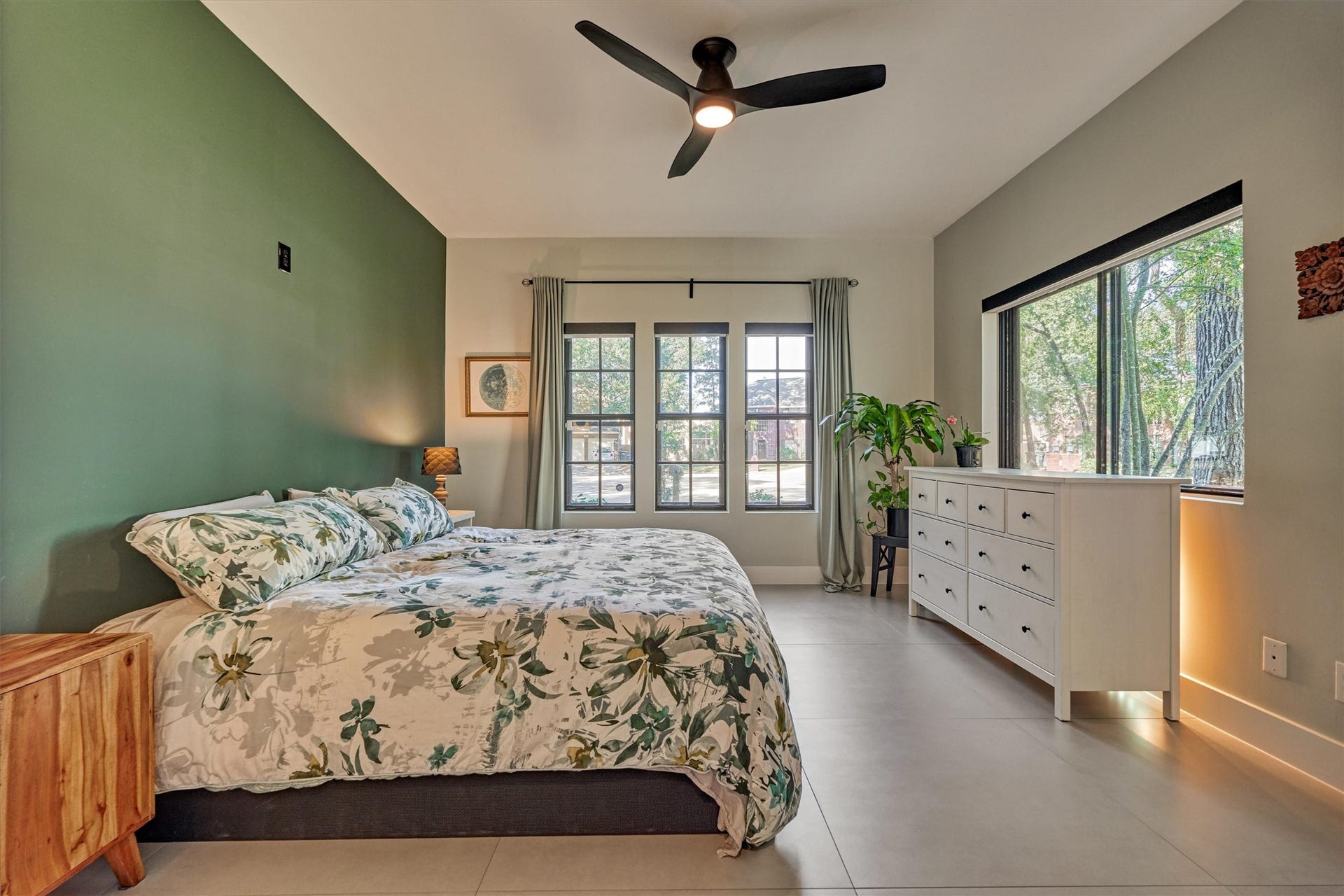 402 Susan Lane, Conroe, TX 77385 Light and bright, this large owner's retreat offers continuous tile flooring, wooded views, and complementary color palette. Note the upgraded ceiling fan for added comfort.