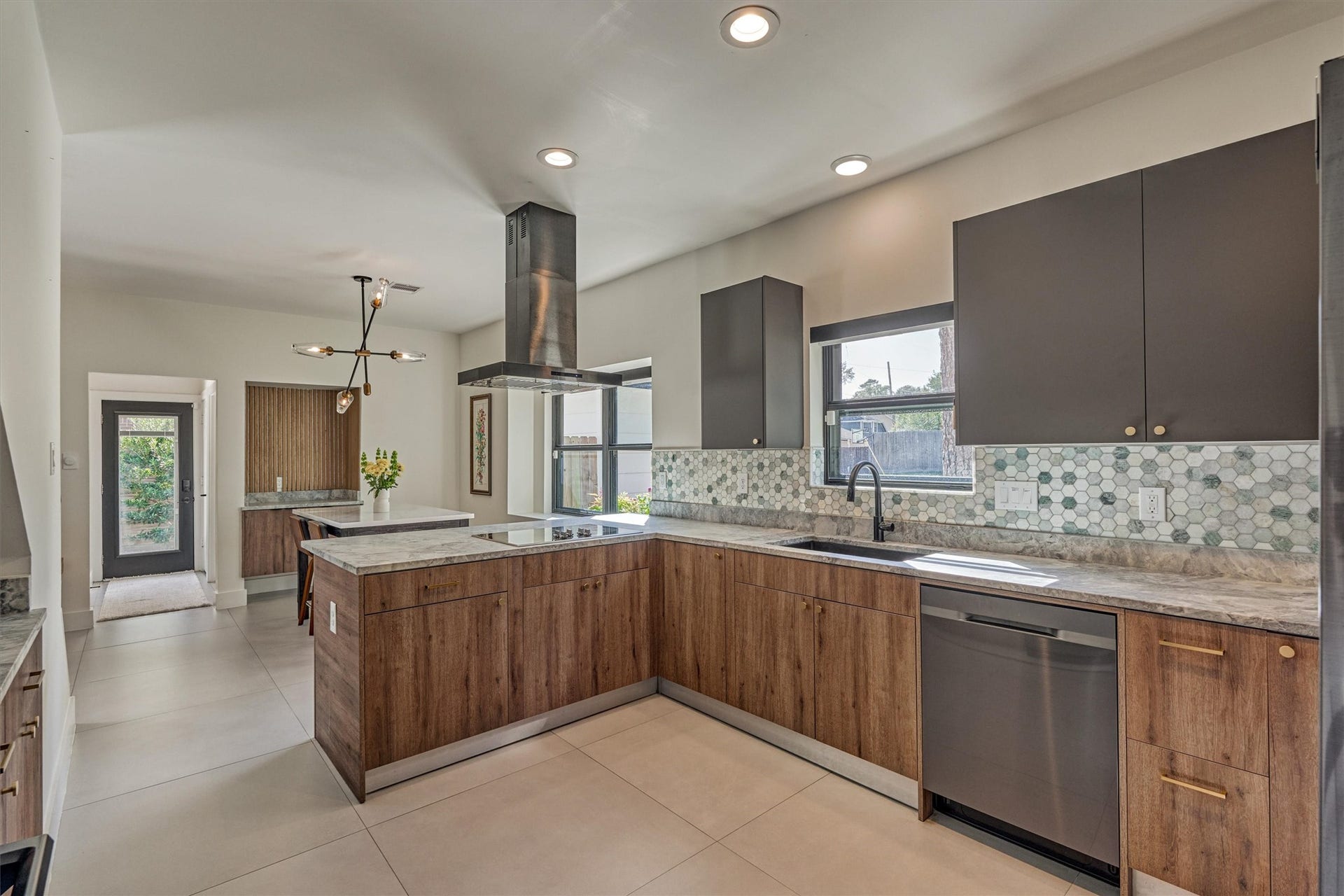 402 Susan Lane, Conroe, TX 77385 Two-toned cabinets with gold hardware align beautifully alongside the marble backsplash and stainless appliance package.