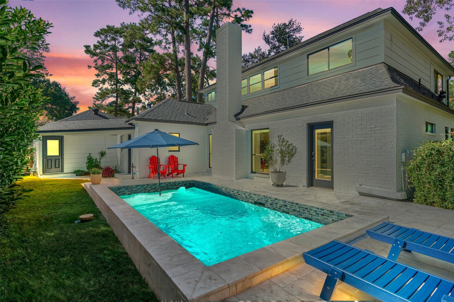 402 Susan Lane, Conroe, TX 77385 Umbrella can be perfectly placed in the pool ledge for additional shade and privacy.