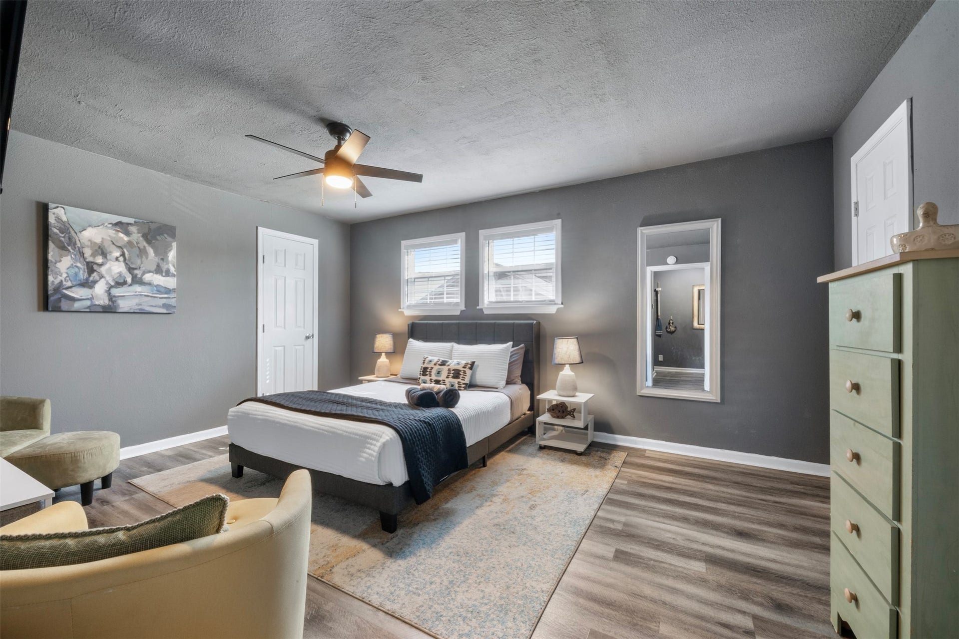3218 Avenue Q 1/2, Galveston, TX 77550 Spacious primary bedroom with sitting area.