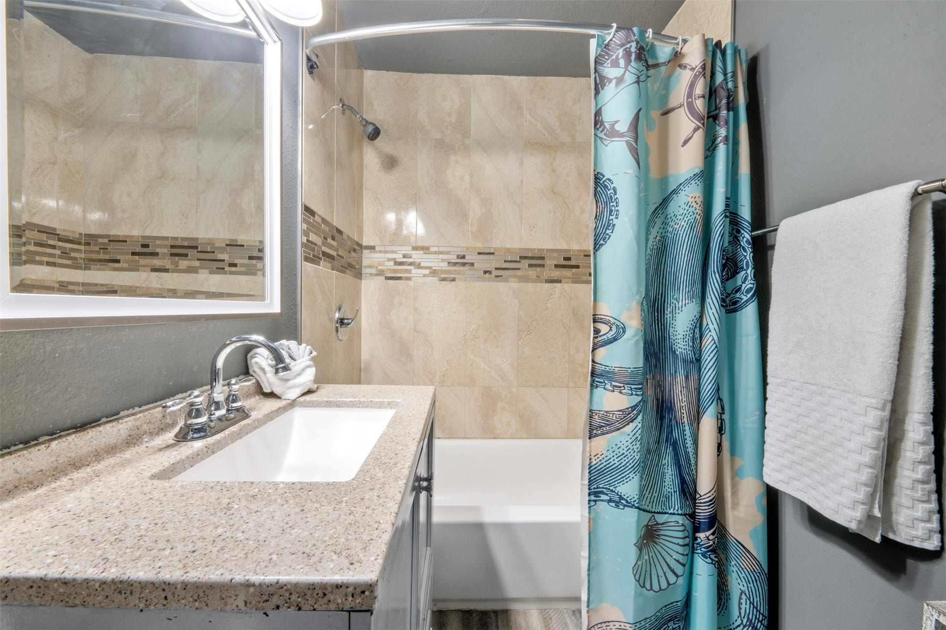 3218 Avenue Q 1/2, Galveston, TX 77550 Full bathroom upstairs.